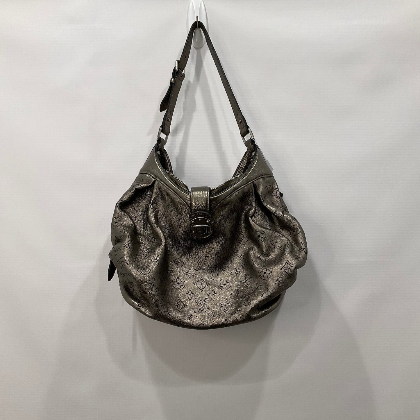Handbag Luxury Designer By Louis Vuitton Size: Medium