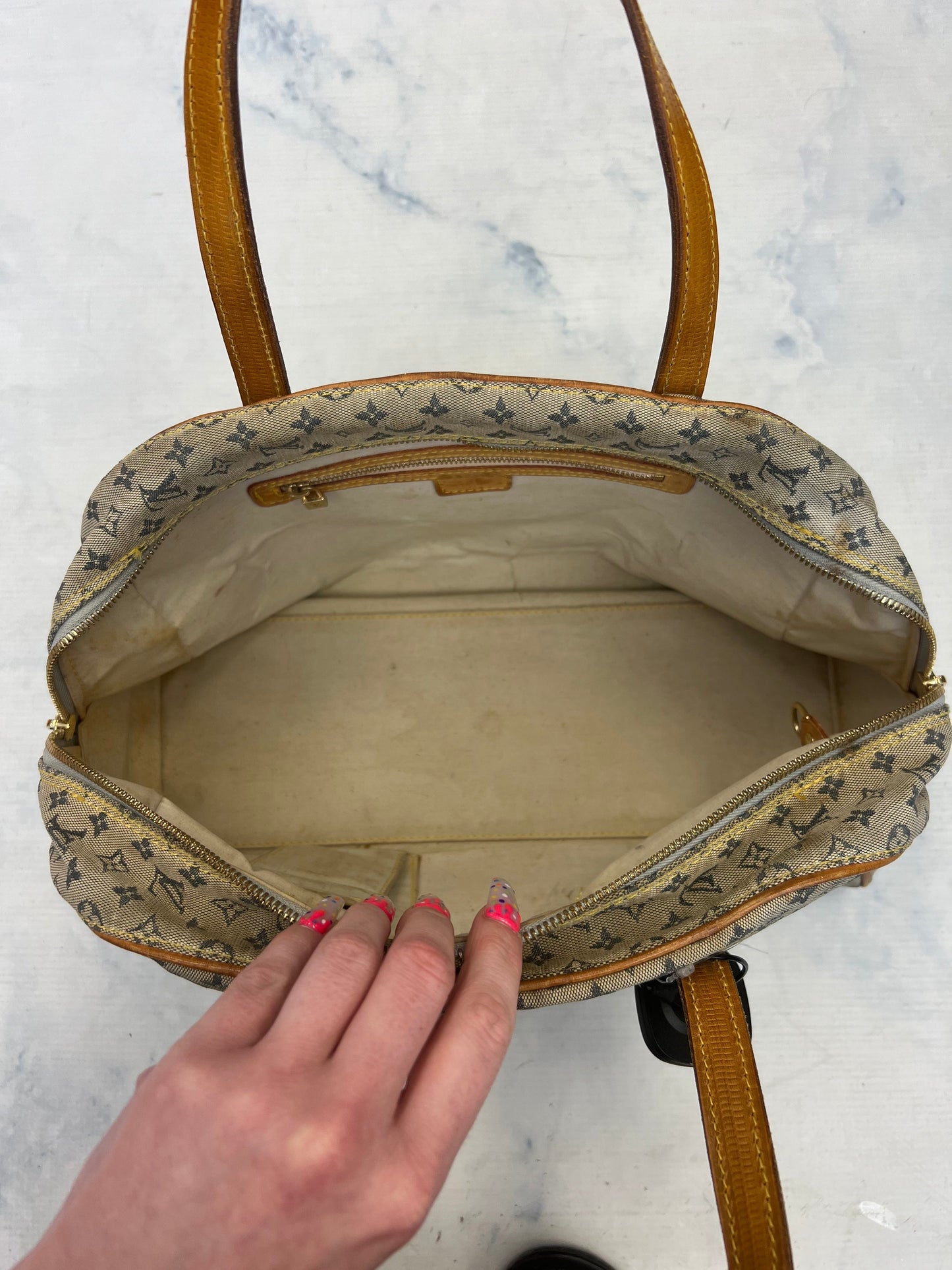 Handbag Luxury Designer By Louis Vuitton Size: Medium