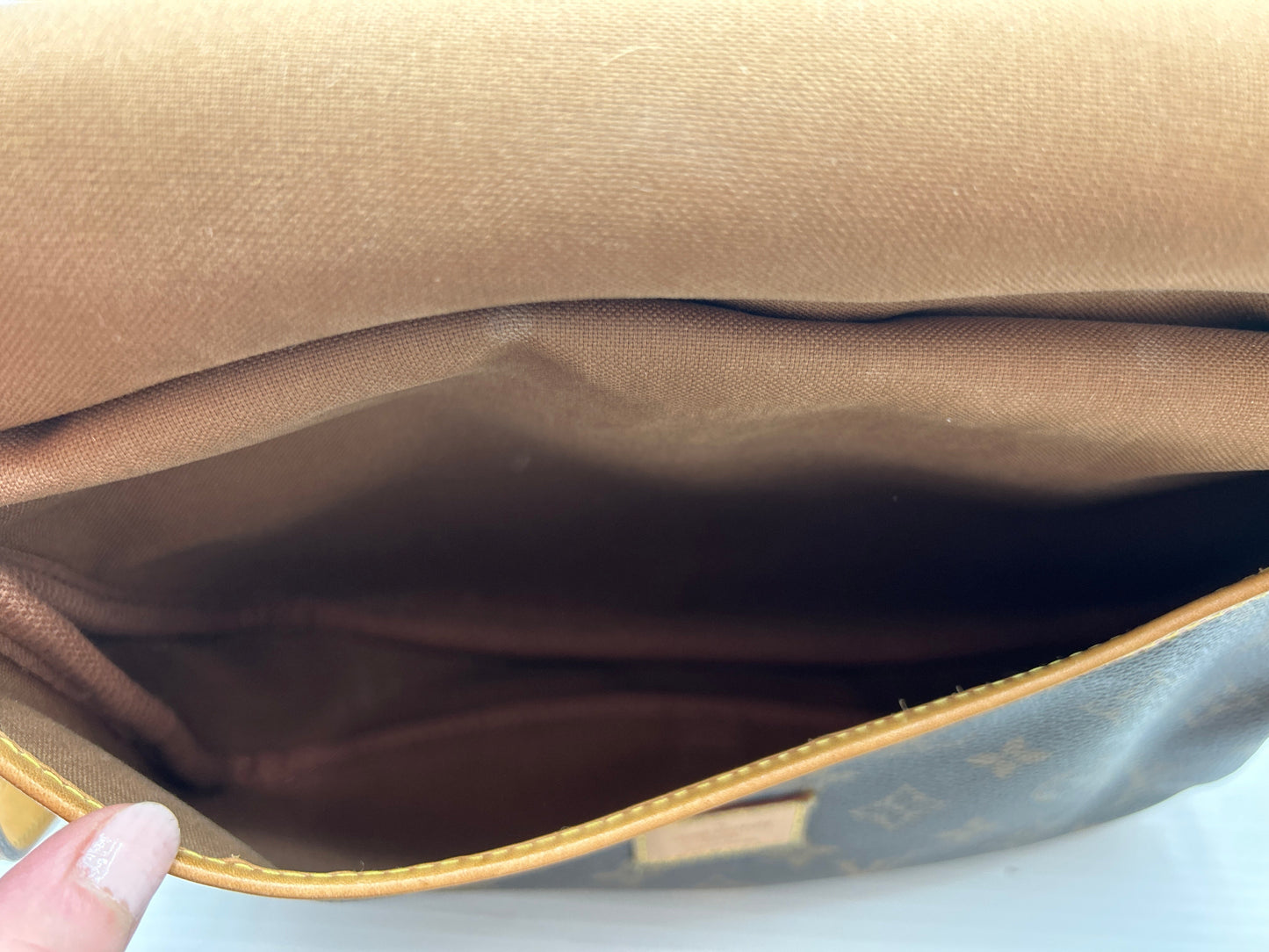 Handbag Luxury Designer By Louis Vuitton Size: Medium