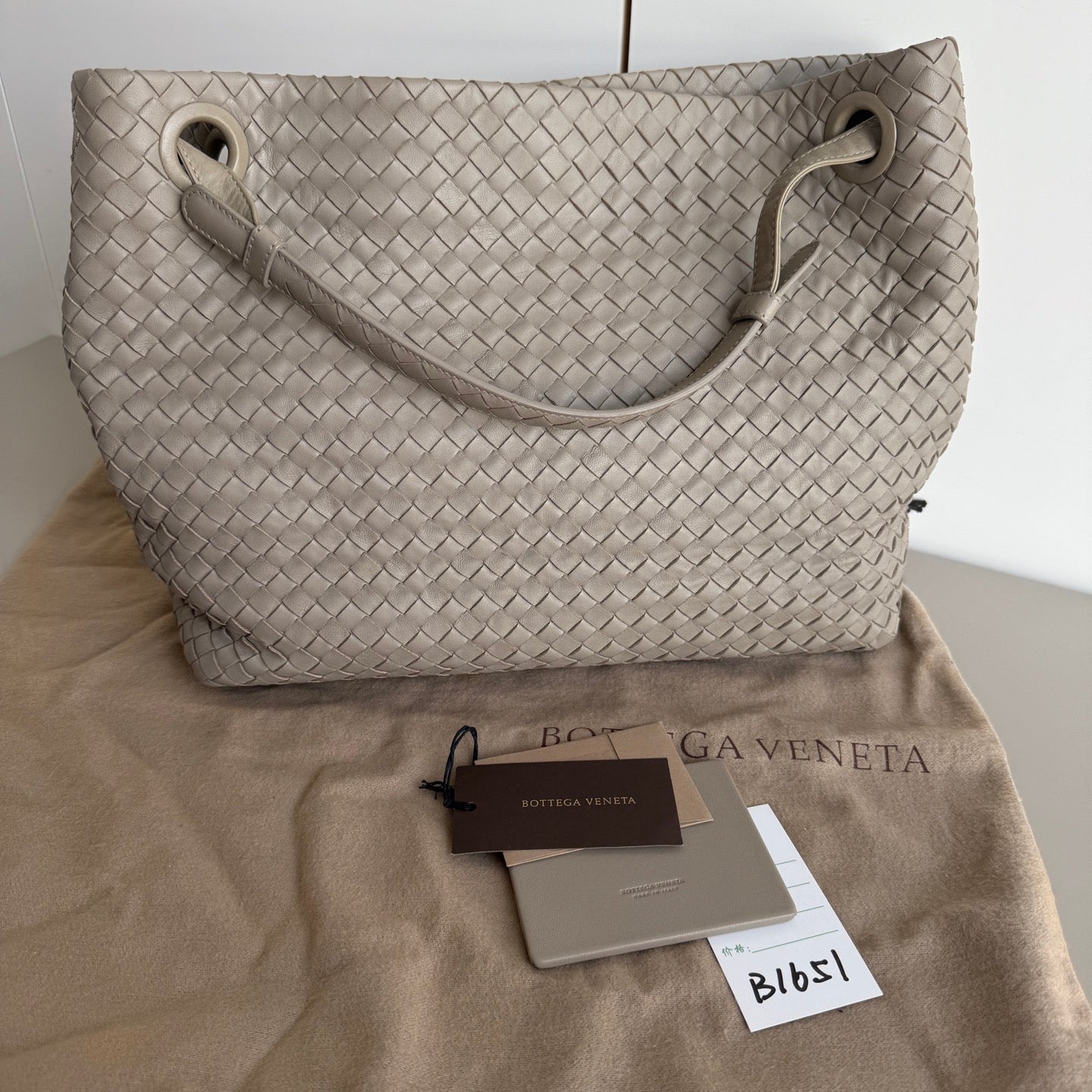 Bottega Veneta Garda Shoulder Bag Intrecciato Nappa Leather Light Grey Large 33cm