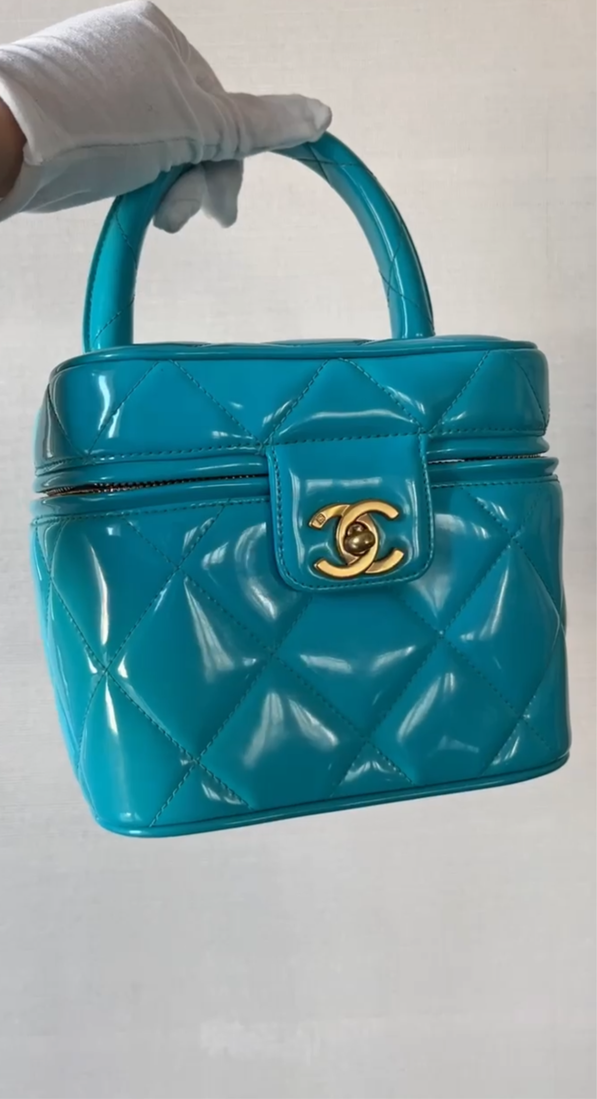 CHANEL 1995  "BARBIE" BLUE PATENT HEART-MIRROR VANITY CASE BAG
