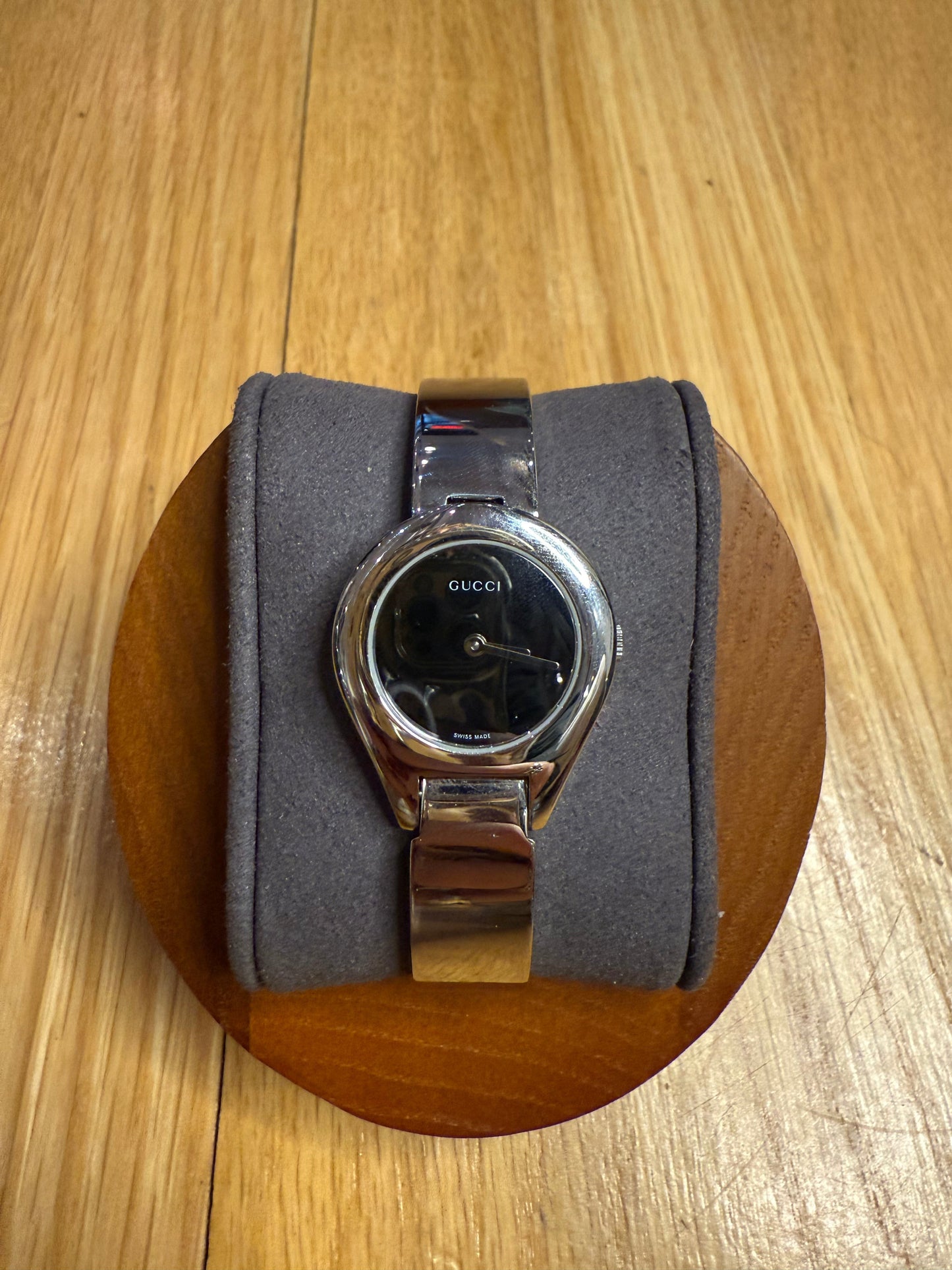 Gucci Black Round Dial Stainless Bangle Belt Clasp