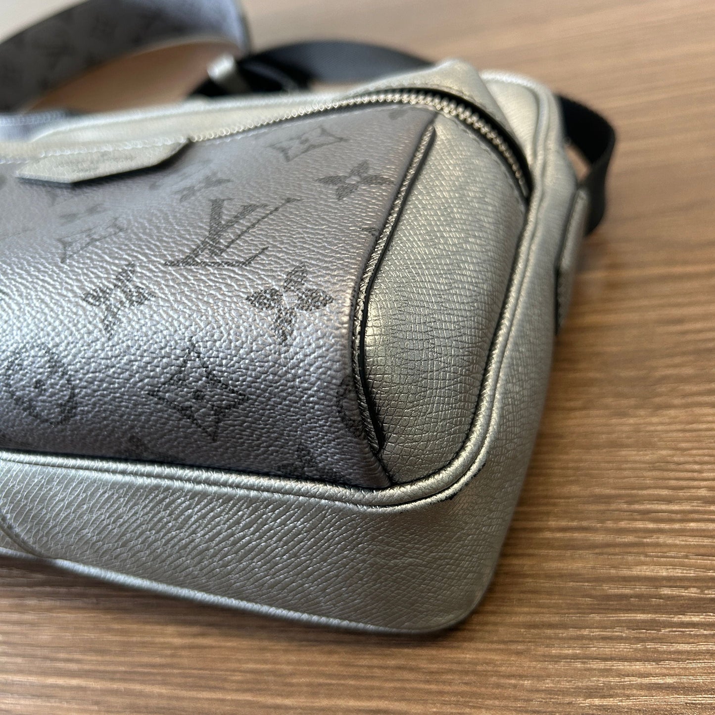 LOUIS VUITTON Taigarama Outdoor Messenger Gunmetal LB121404