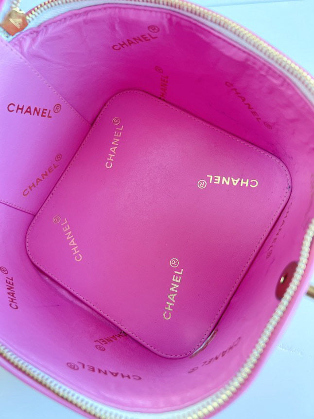 CHANEL 1995  "Barbie" Heart-Mirror Vanity Case Bag in pink