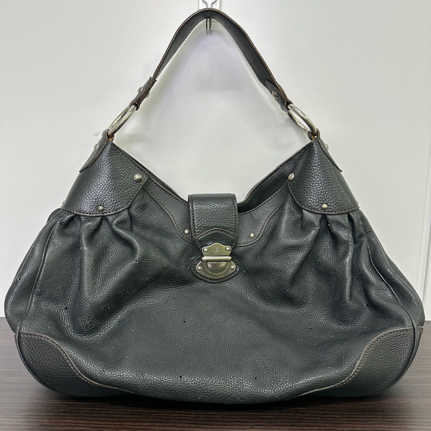 Louis Vuitton Leather Handbag LB121164