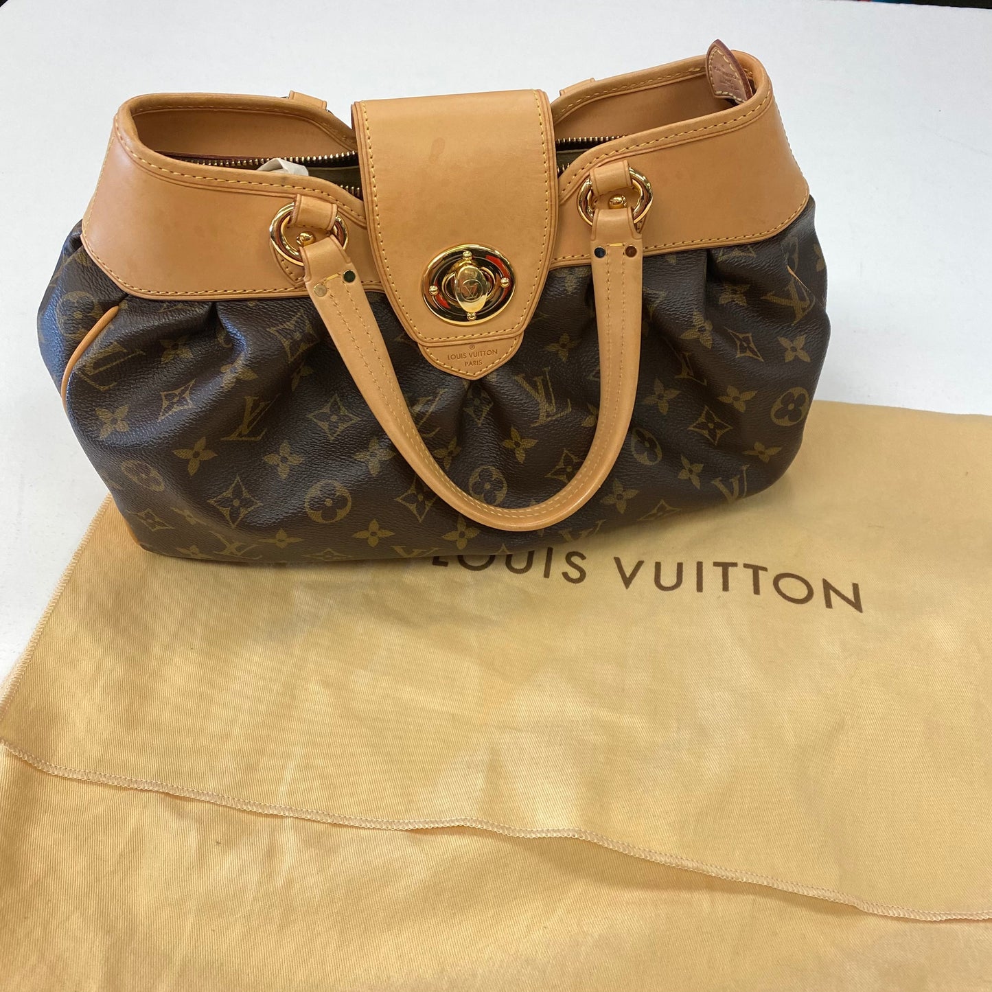 Handbag Luxury Designer By Louis Vuitton Size: Medium