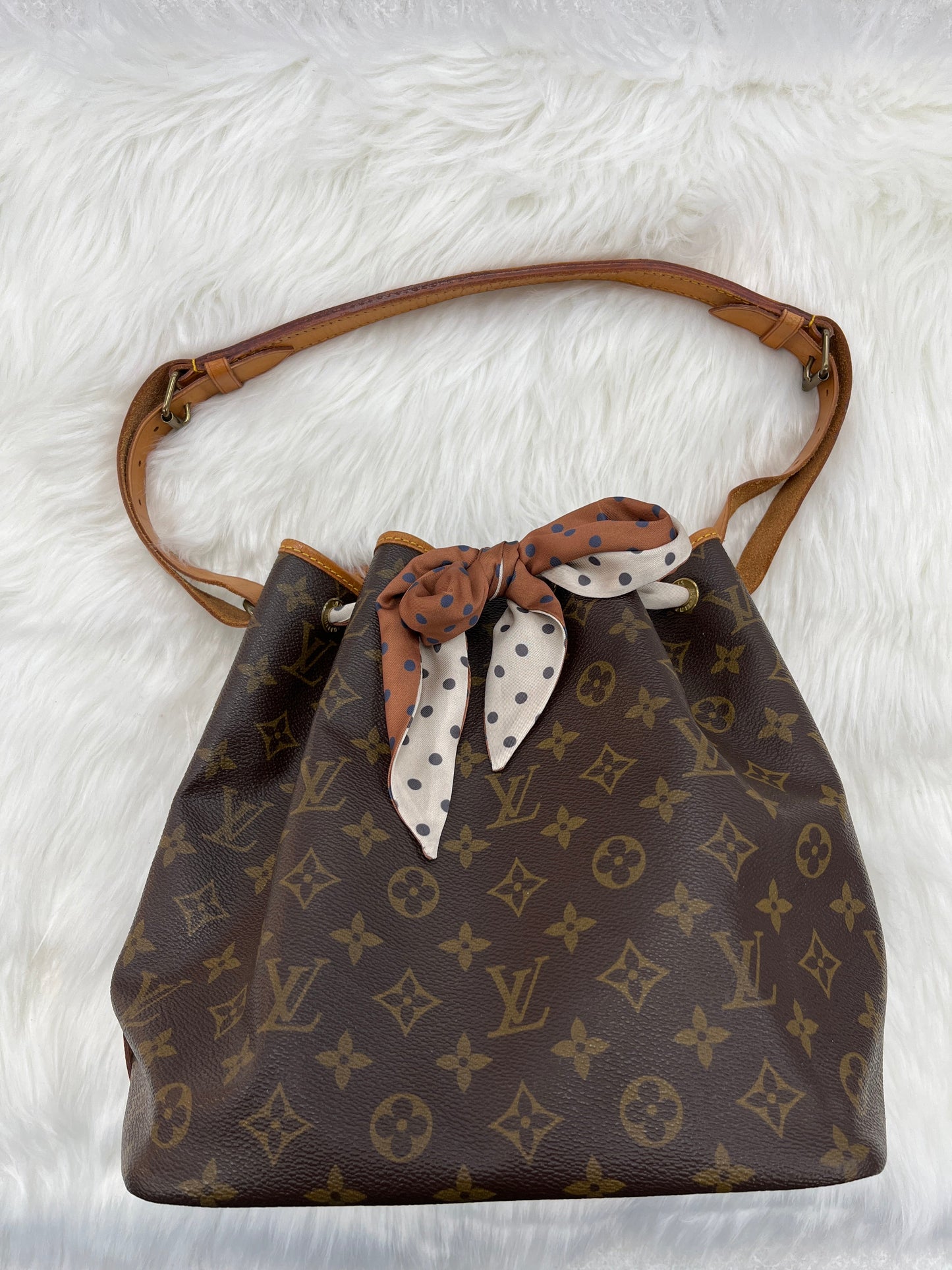 Handbag Luxury Designer By Louis Vuitton Size: Medium