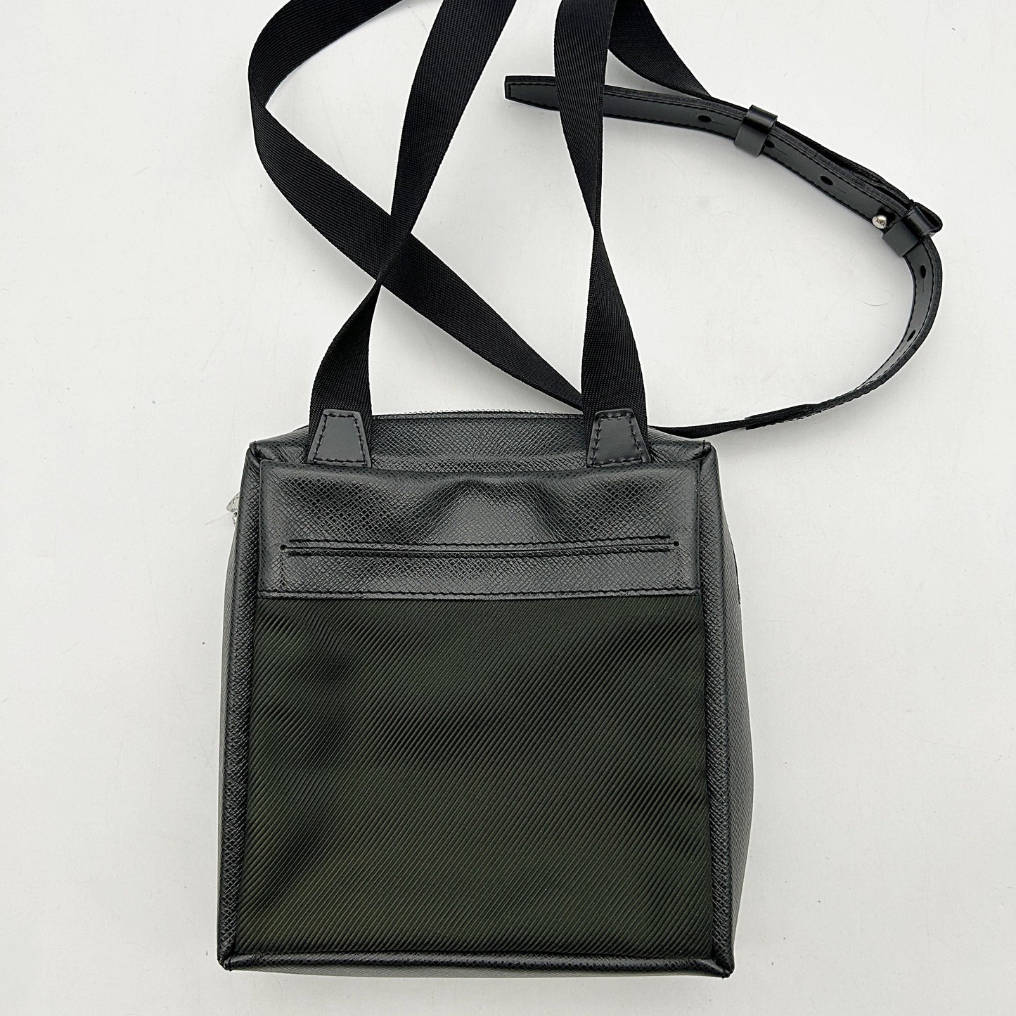 Louis Vuitton Taiga Sayan Messenger Bag - Black Crossbody Bags, Handbags lv6619ce