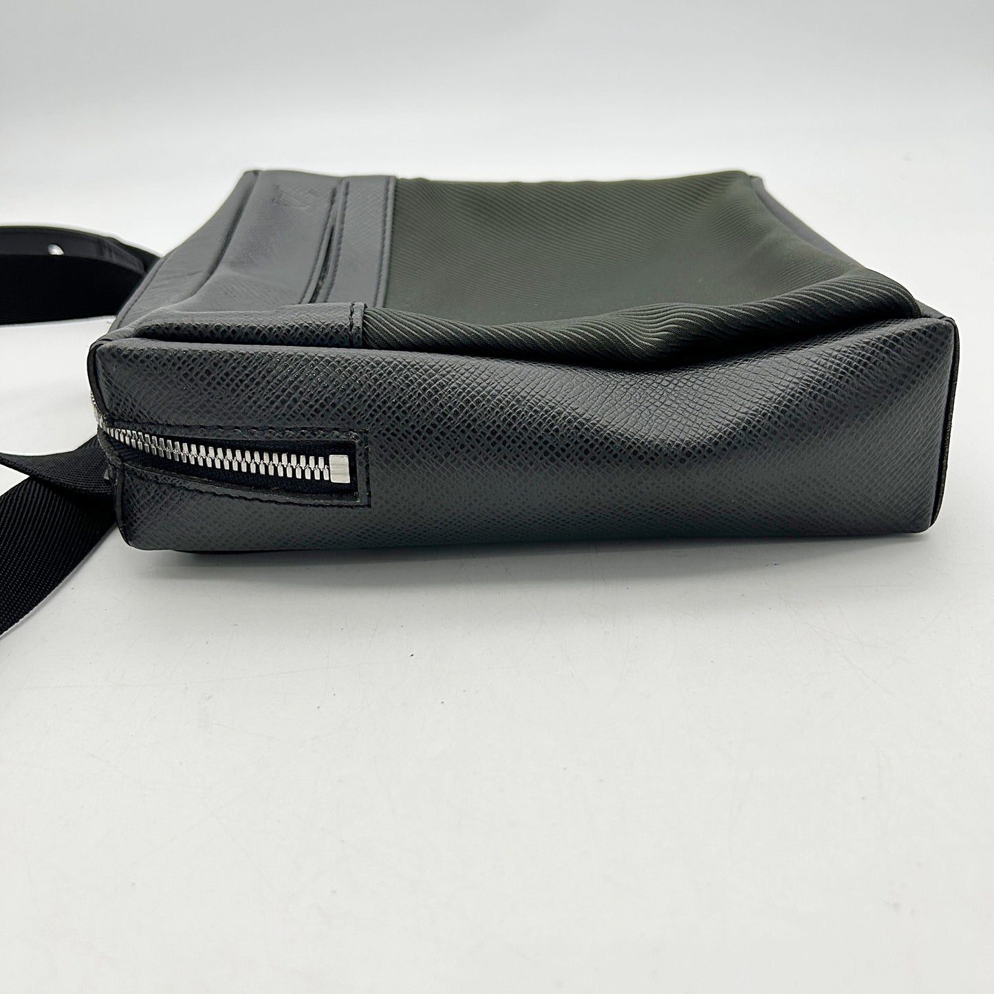 Louis Vuitton Taiga Sayan Messenger Bag - Black Crossbody Bags, Handbags lv6619ce
