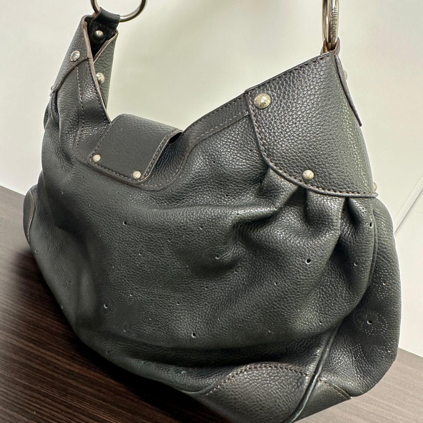 Louis Vuitton Leather Handbag LB121164