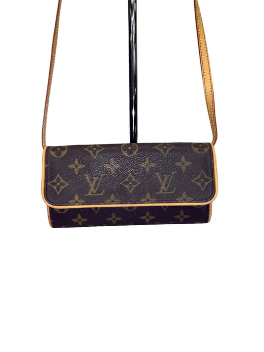 Crossbody Designer By Louis Vuitton Size: Medium