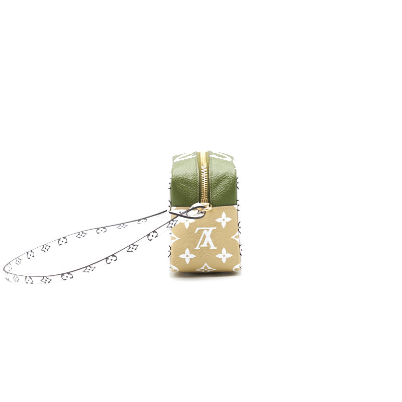LOUIS VUITTON Beach Pouch Monogram Giant Canvas Transparent Bag