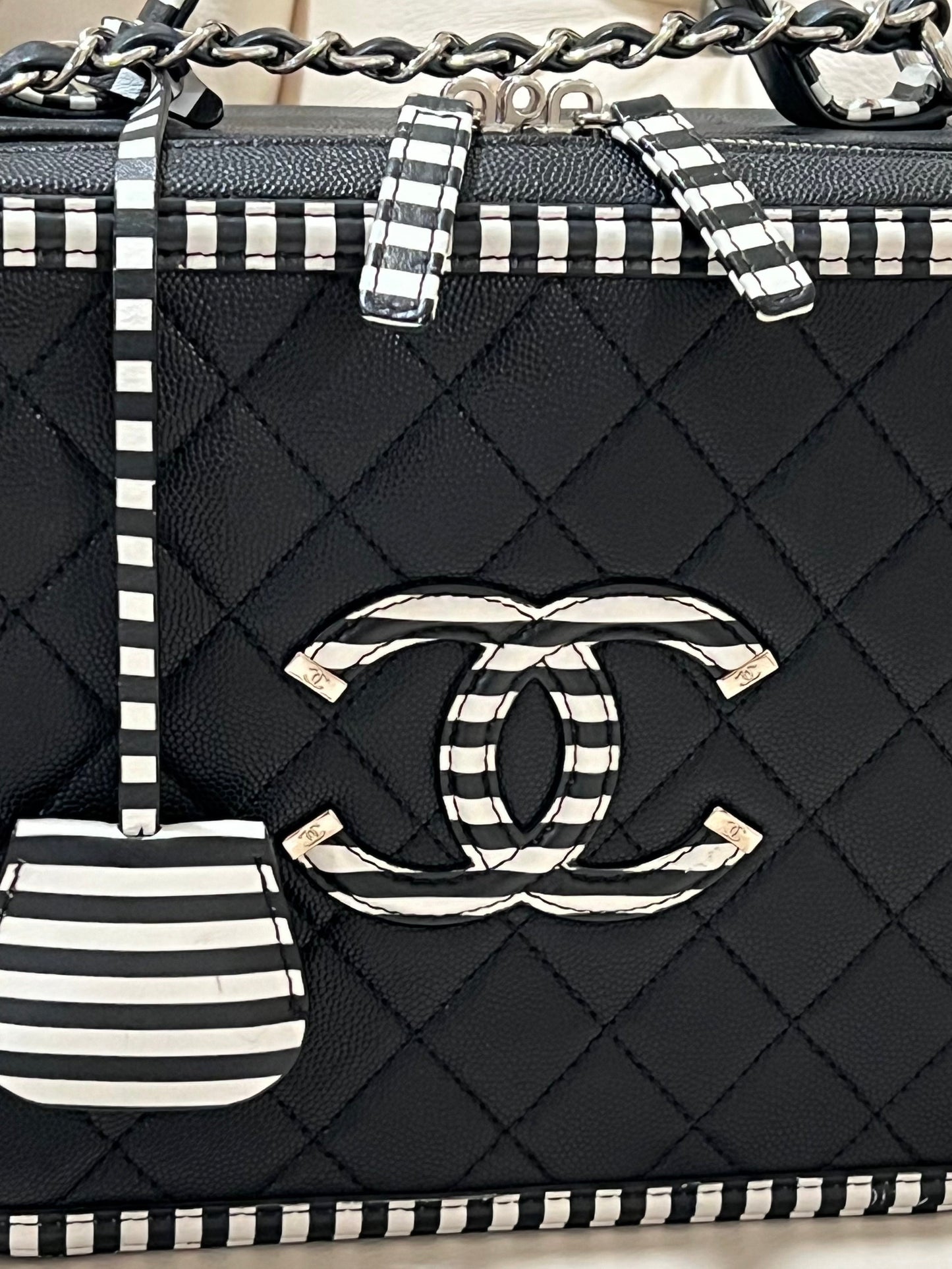 CHANEL CAVIAR QUILTED MEDIUM CC FILIGREE VANITY CASE Shoulder Bag