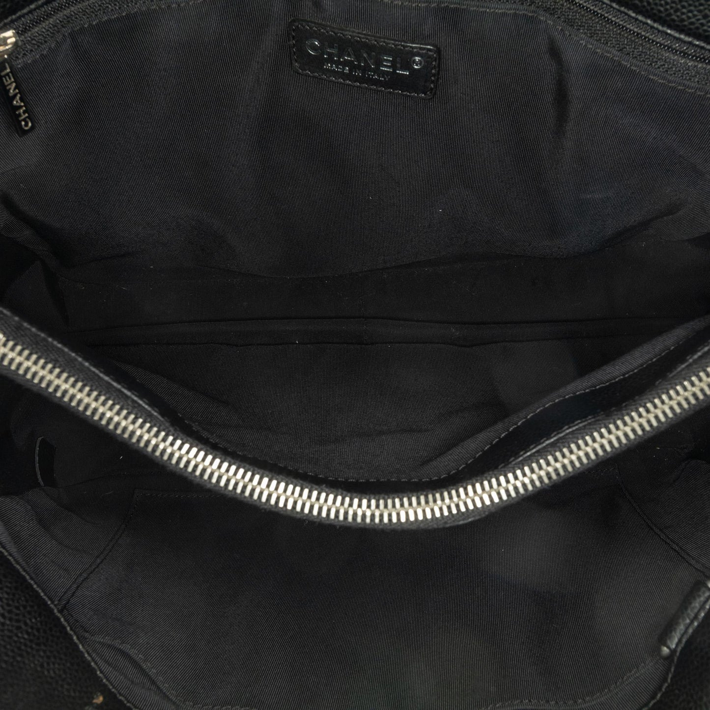 Chanel Caviar Grand Shopping Tote (SHG-sAOTMf)