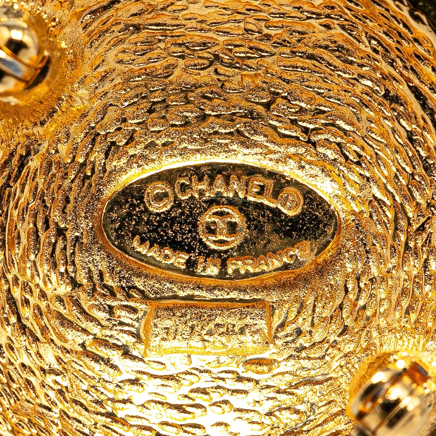 Chanel Gold Plated CC Quilted Brooch (SHG-raYlCt)