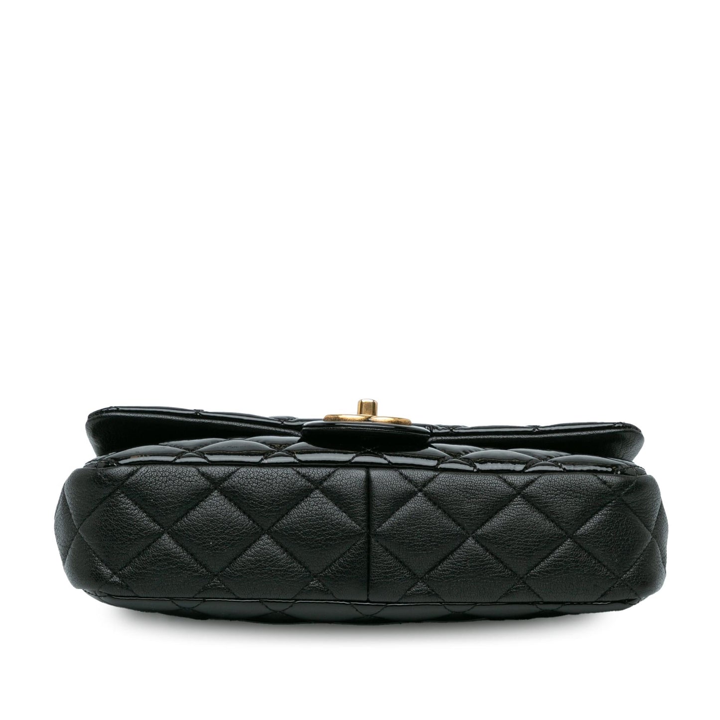 Chanel Medium Patent Goatskin CC Eyelet Flap (SHG-Xldzli)