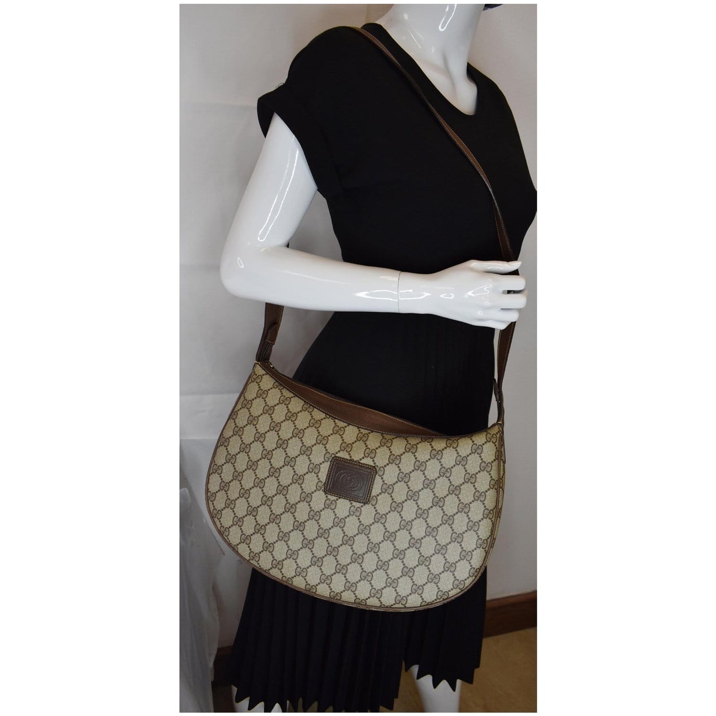 GUCCI Vintage GG Supreme Canvas Shoulder Bag Beige