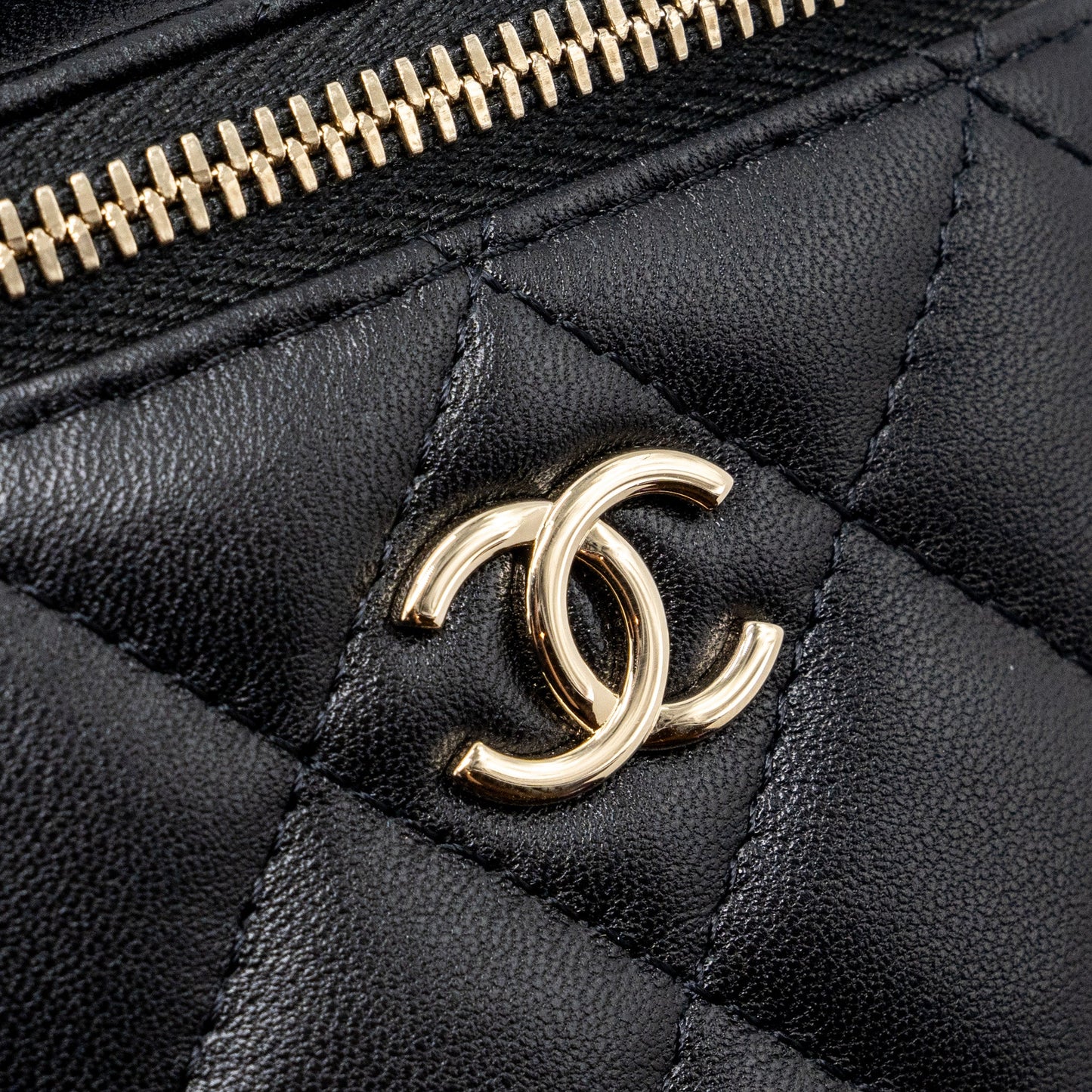 Chanel top handle mini vanity with chain lambskin black L (microchip)