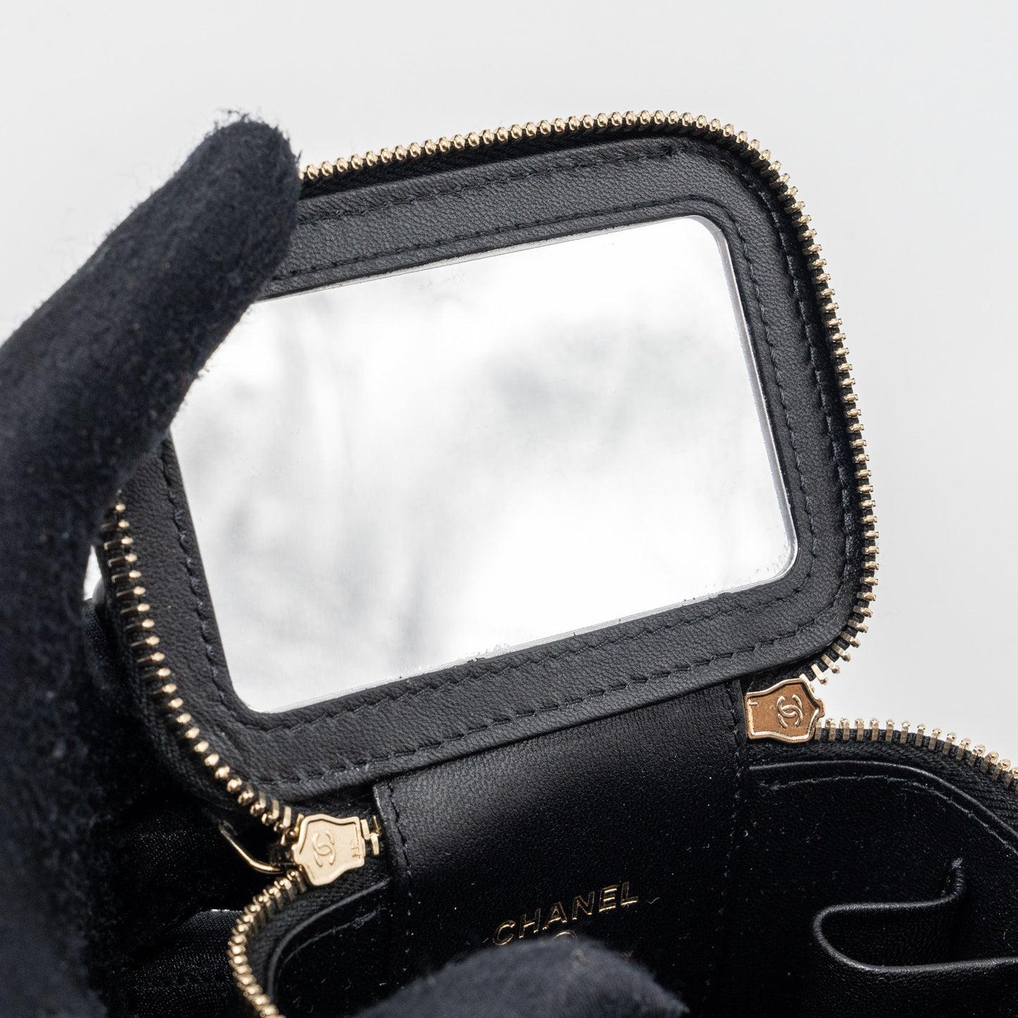 Chanel top handle mini vanity with chain lambskin black L (microchip)
