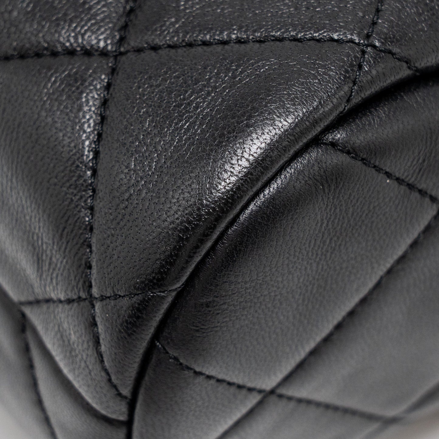 Chanel 22a Detail Chain Bowling Bag Lambskin Black  (microchip)