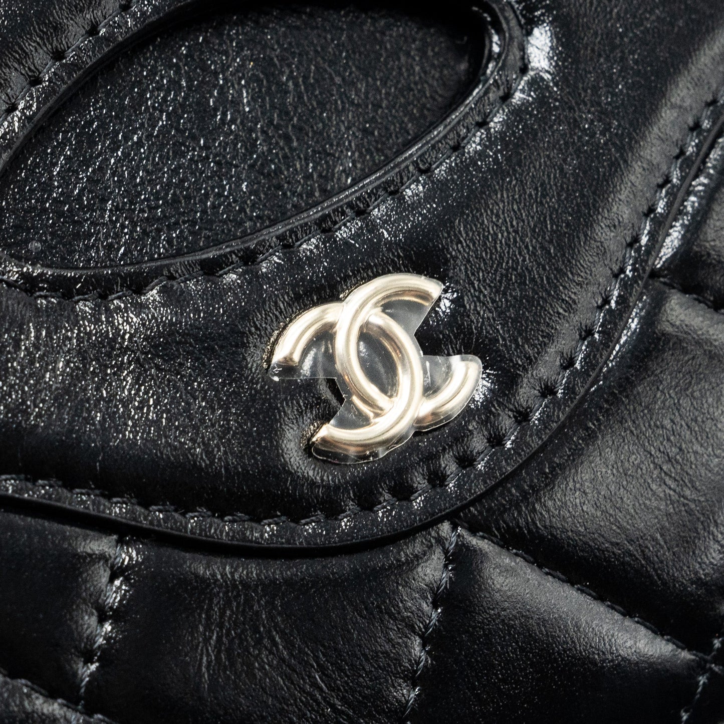 Chanel 24C 31 card holder shiny calfskin black L (microchip)