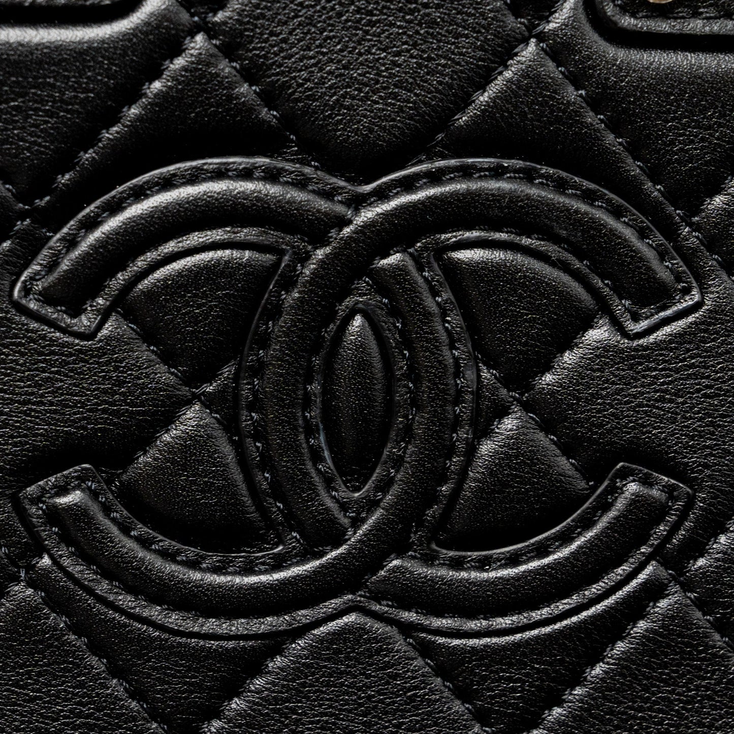 Chanel 22B Small Vanity Case Calfskin Black  (Microchip)