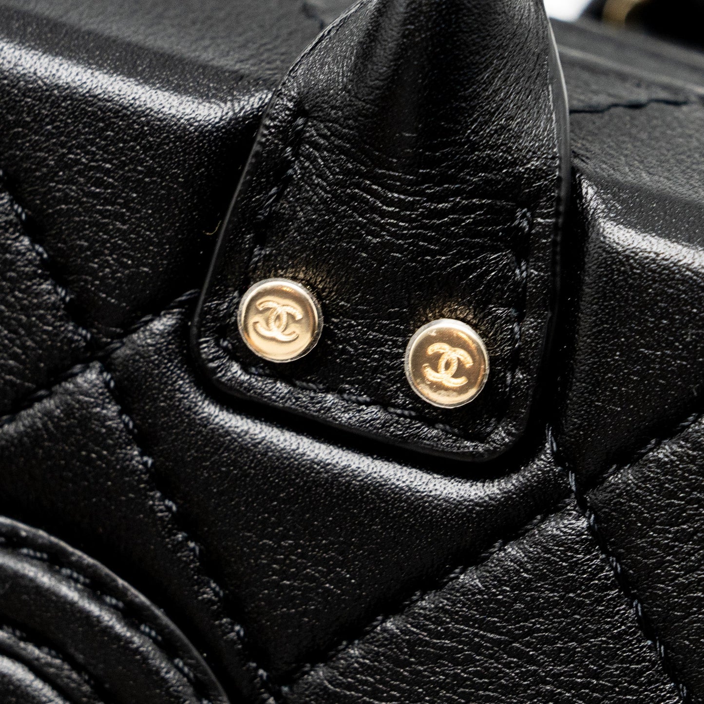 Chanel 22B Small Vanity Case Calfskin Black  (Microchip)