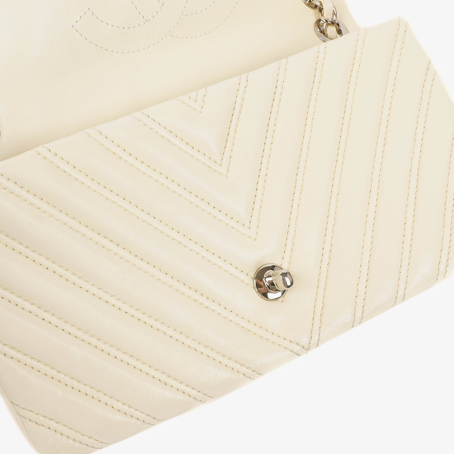 Chanel Chevron Quilted Leather Shoulder Bag With Silver-Tone Hardware