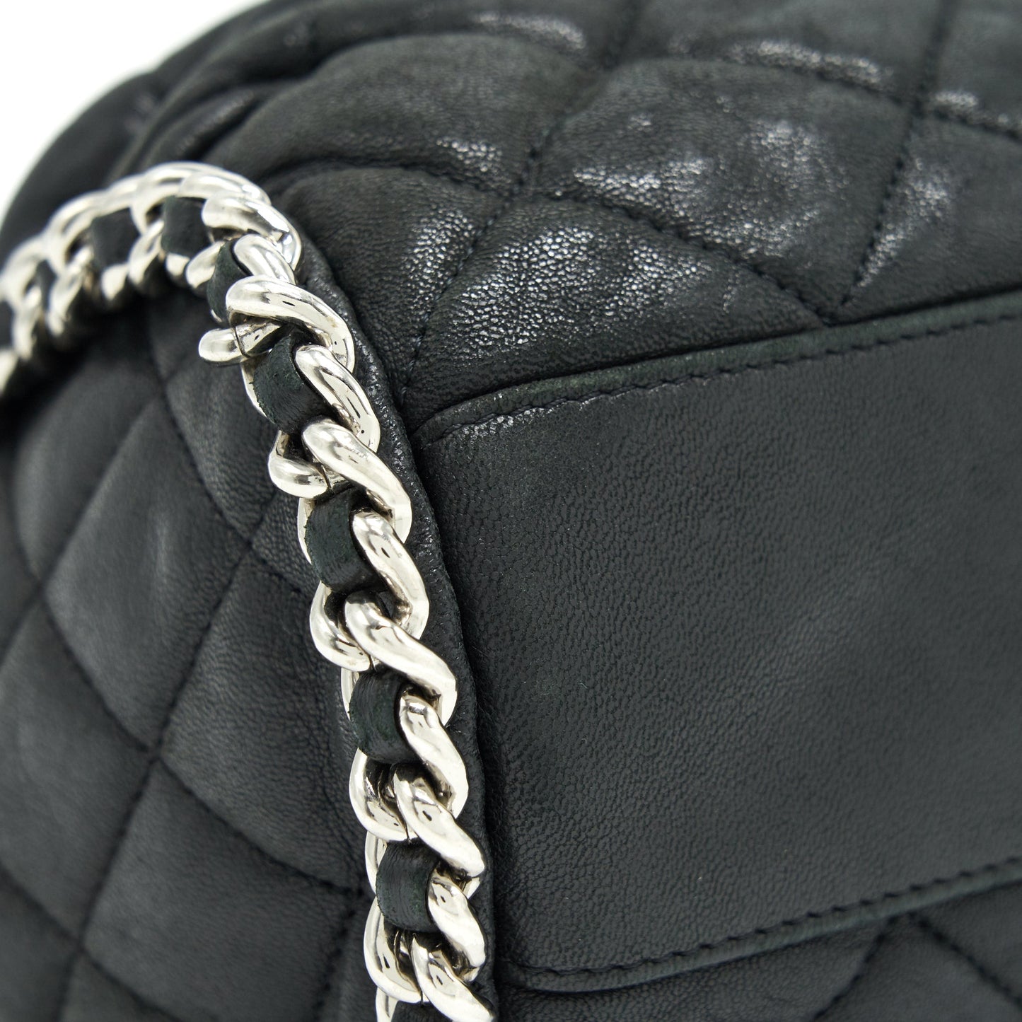 Chanel quilted leather with Chain Shoulder Bag Black