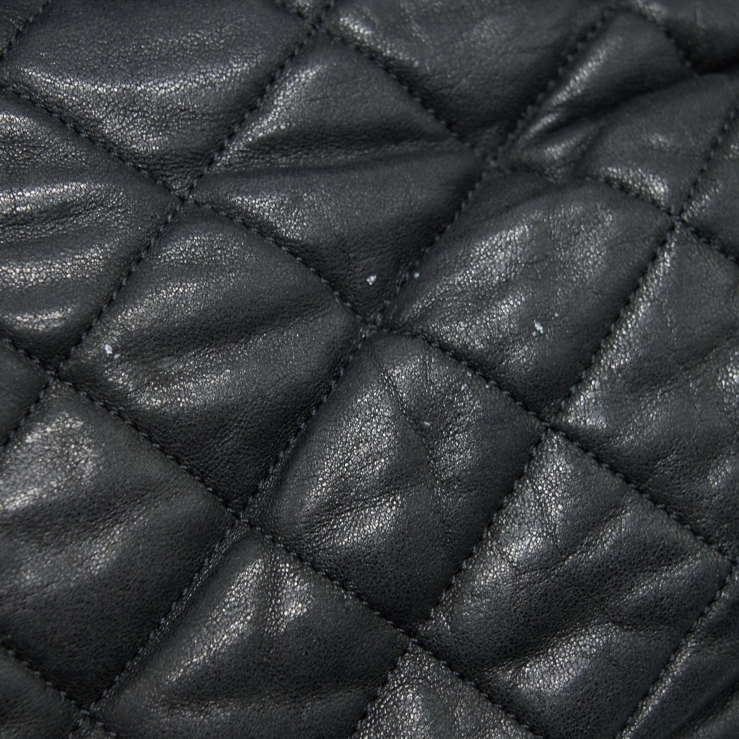 Chanel quilted leather with Chain Shoulder Bag Black