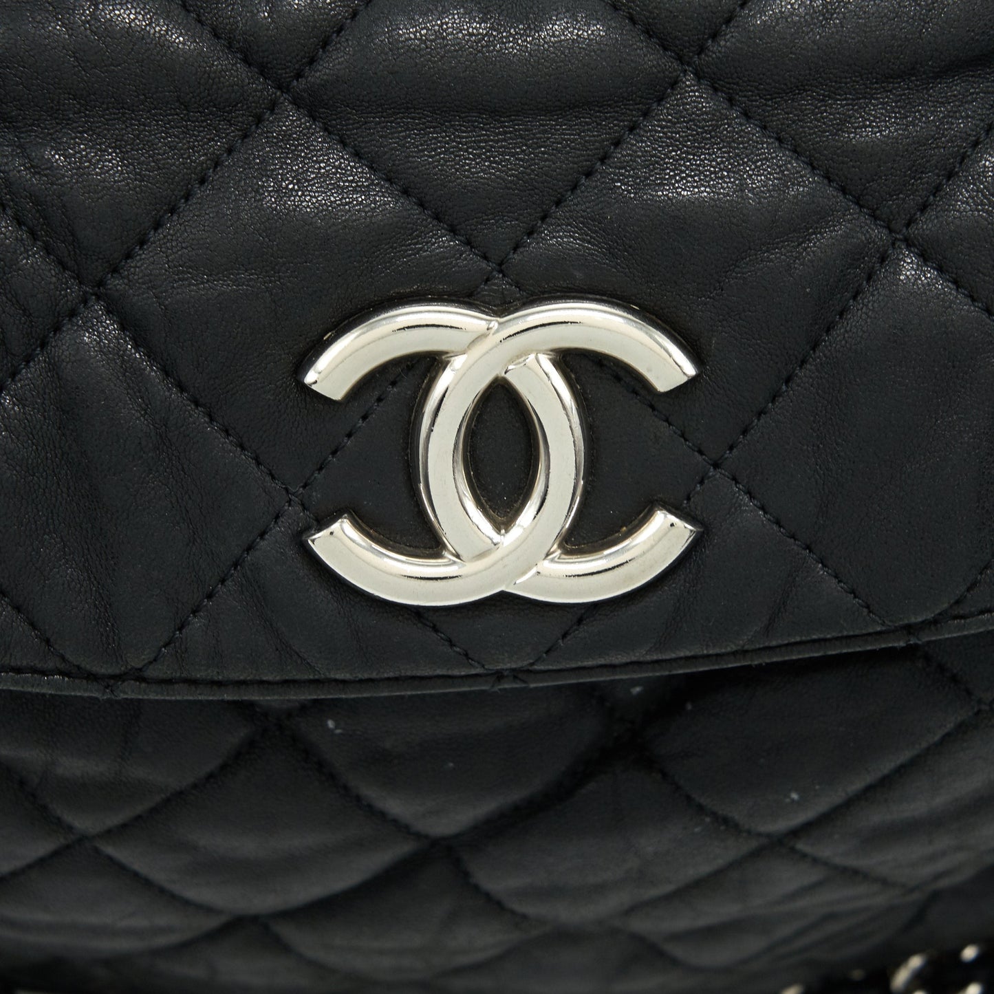 Chanel quilted leather with Chain Shoulder Bag Black