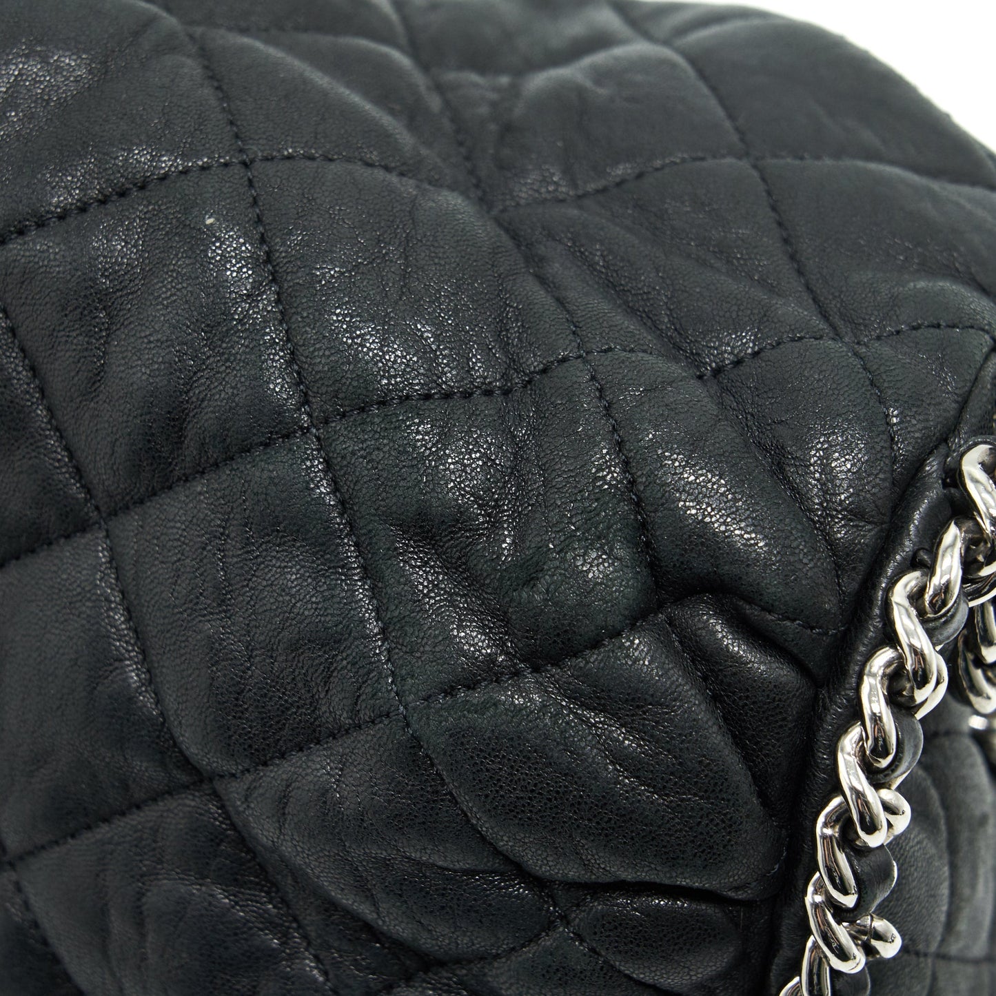 Chanel quilted leather with Chain Shoulder Bag Black