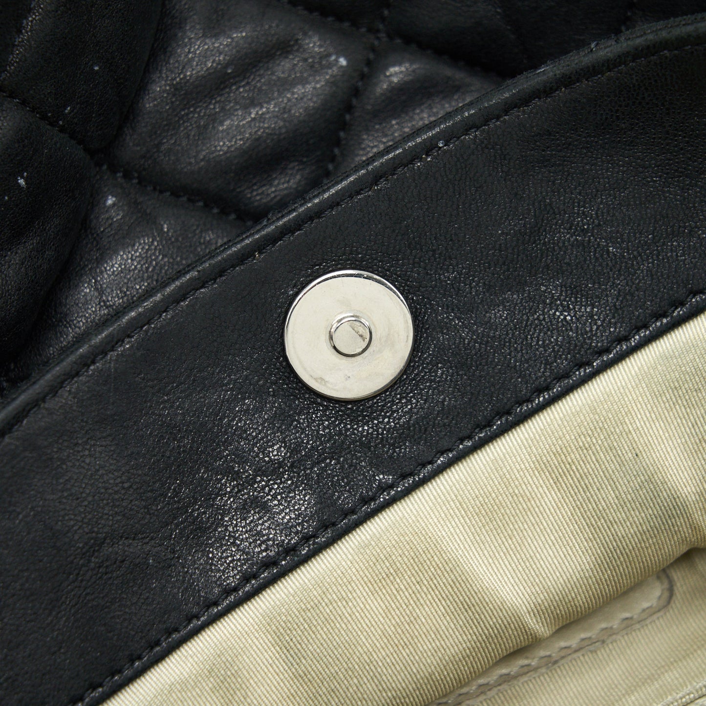 Chanel quilted leather with Chain Shoulder Bag Black