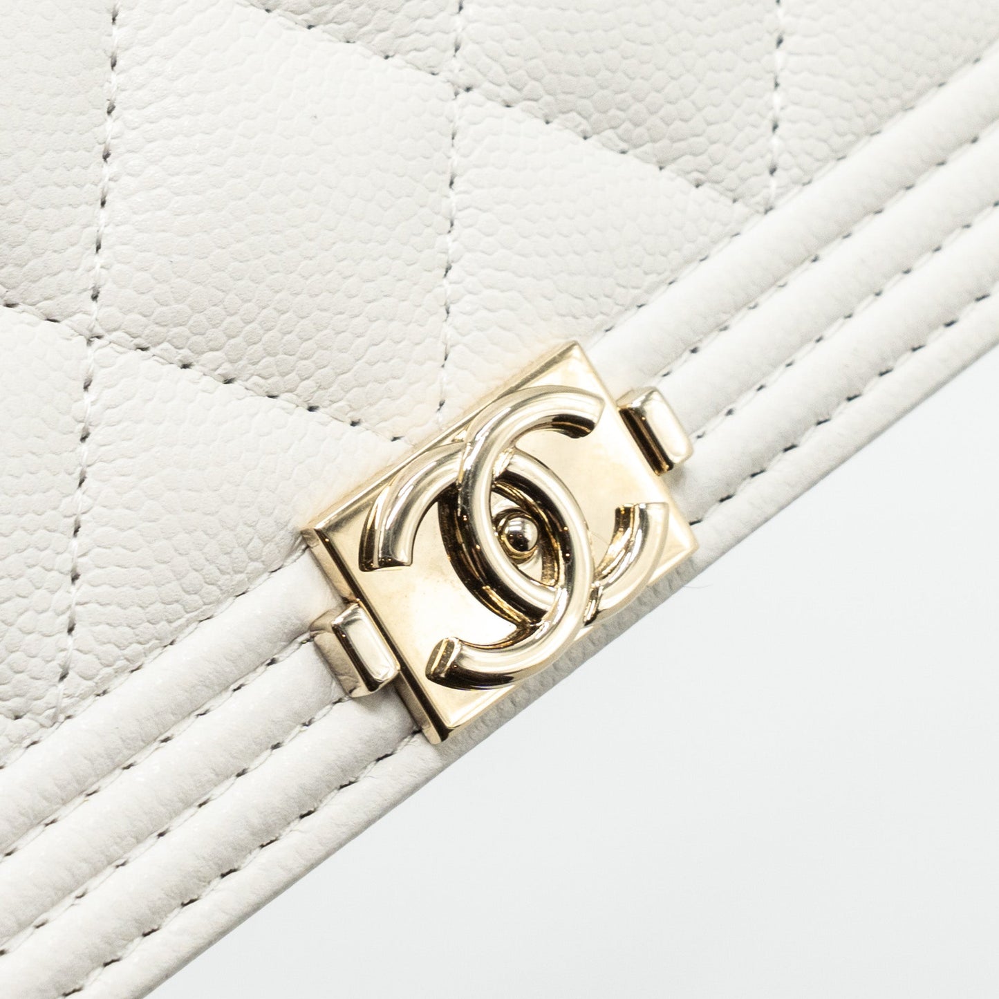 CHANEL BOY WALLET ON CHAIN CAVIAR WHITE L (Microchip)