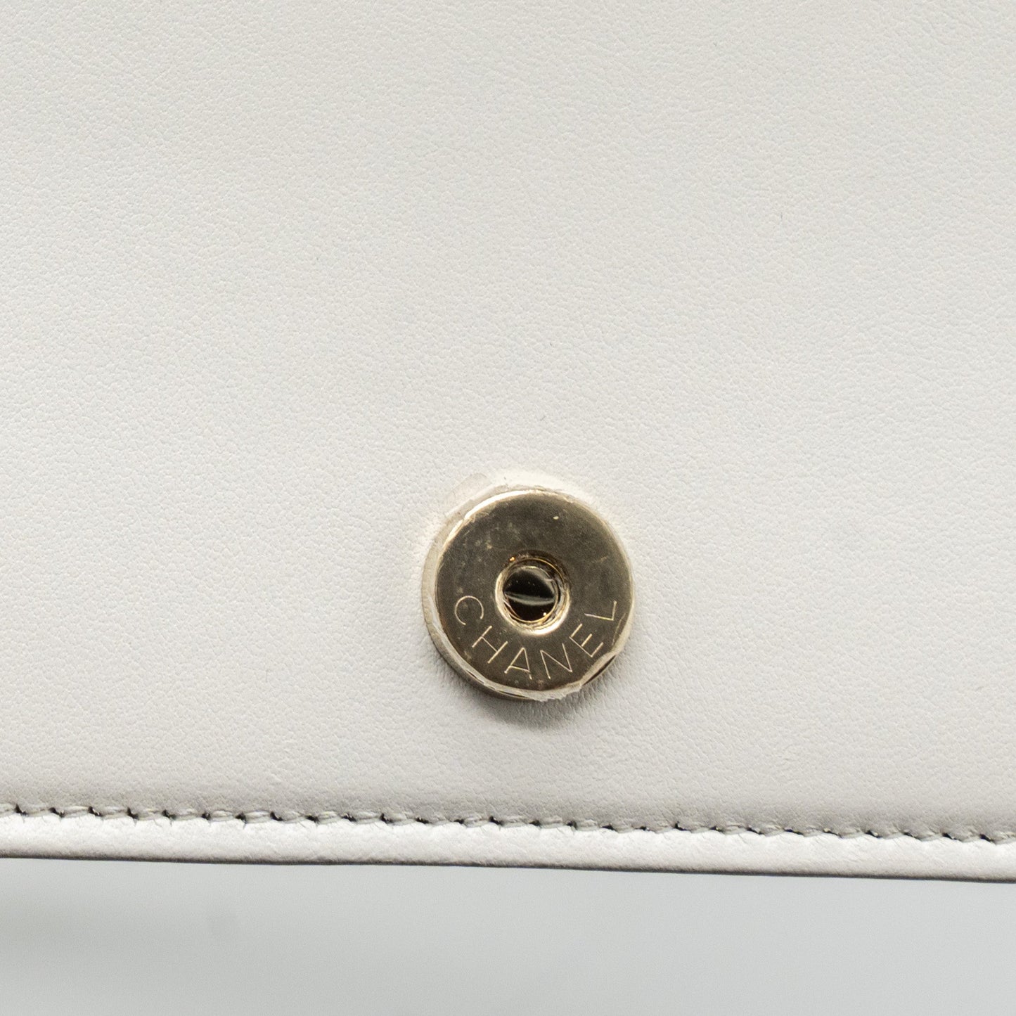 CHANEL BOY WALLET ON CHAIN CAVIAR WHITE L (Microchip)
