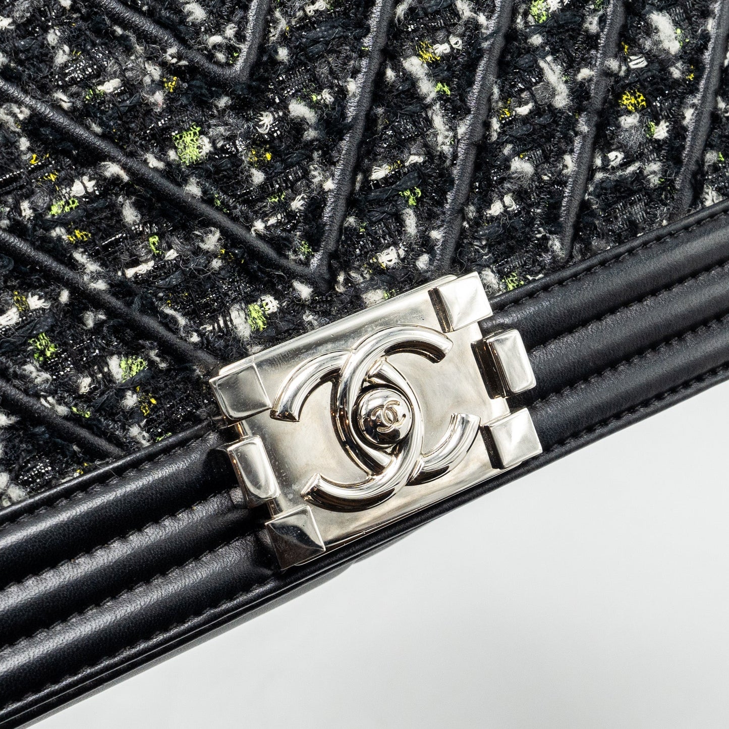 Chanel Medium Boy Bag Tweed/Calfskin black/Multicolour