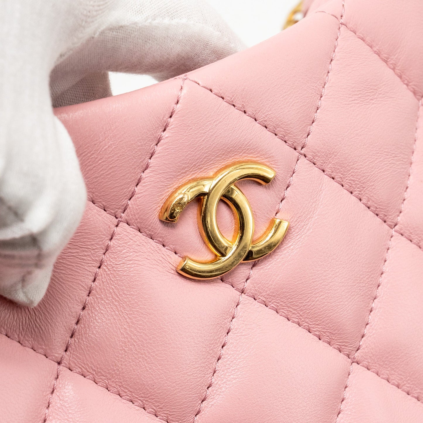 Chanel 22k Hobo Shoulder Bag with Logo Chain Lambskin Pink  (microchip)