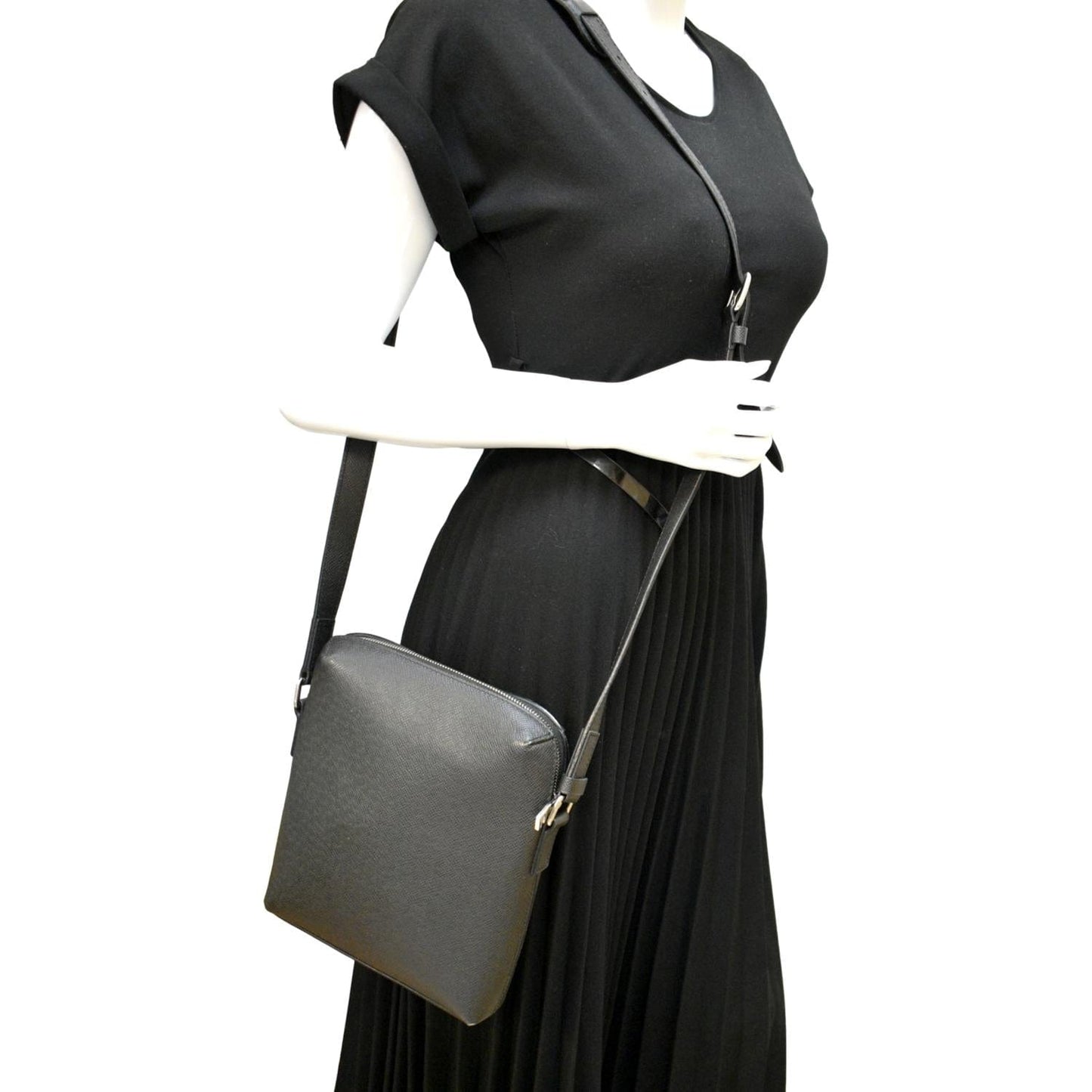 LOUIS VUITTON Grigori Pochette Taiga Leather Crossbody Bag Black