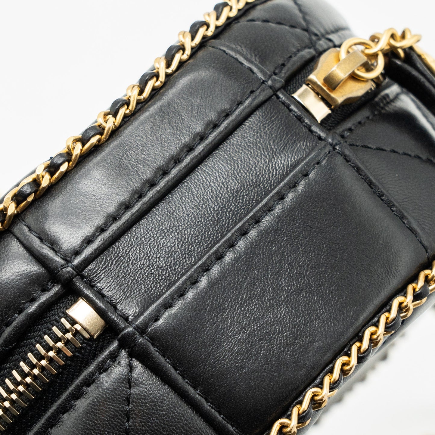 Chanel Round Vanity With Chain Lambskin Black  (microchip) no