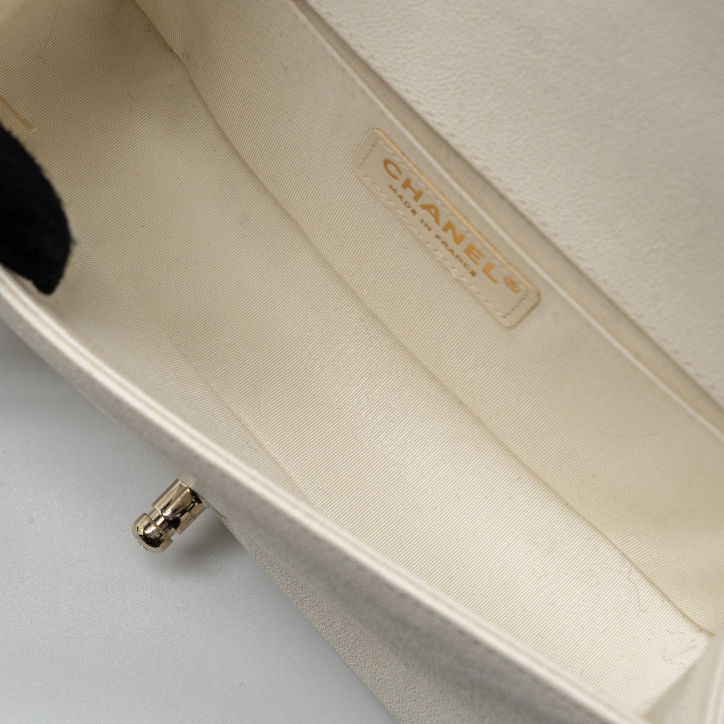 CHANEL MEDIUM LE BOY CAVIAR WHITE L