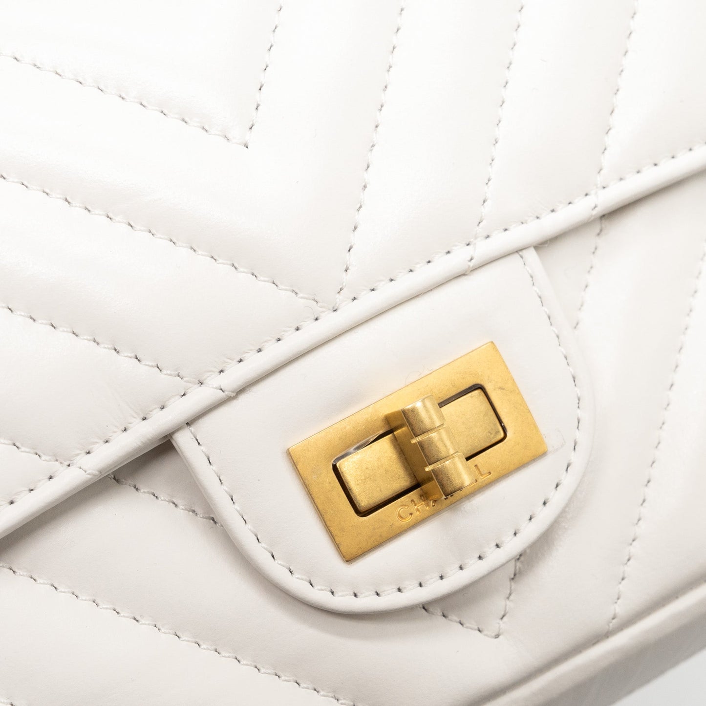 Chanel mini chevron 2.55 reissue flap bag calfskin white  (microchip)