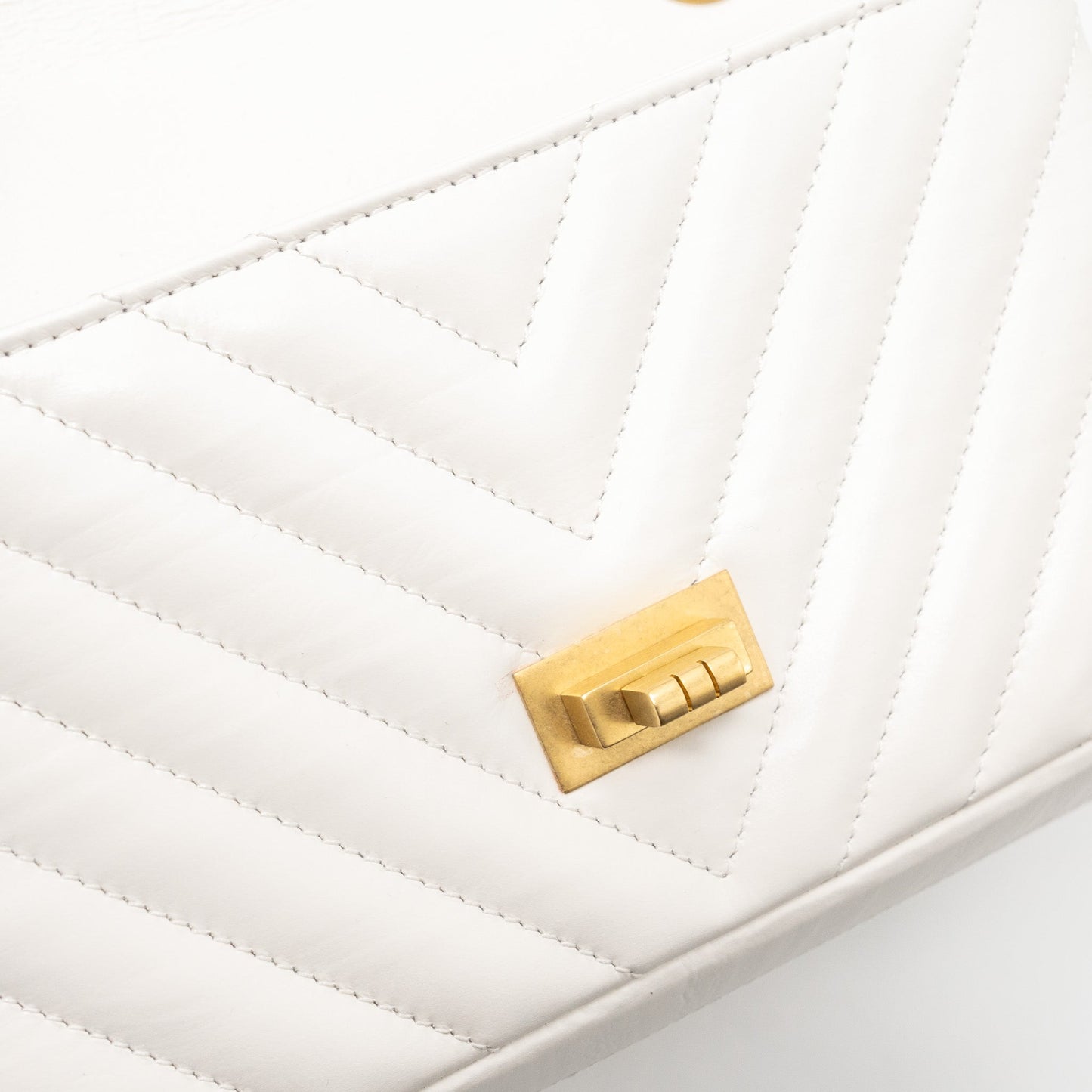 Chanel mini chevron 2.55 reissue flap bag calfskin white  (microchip)