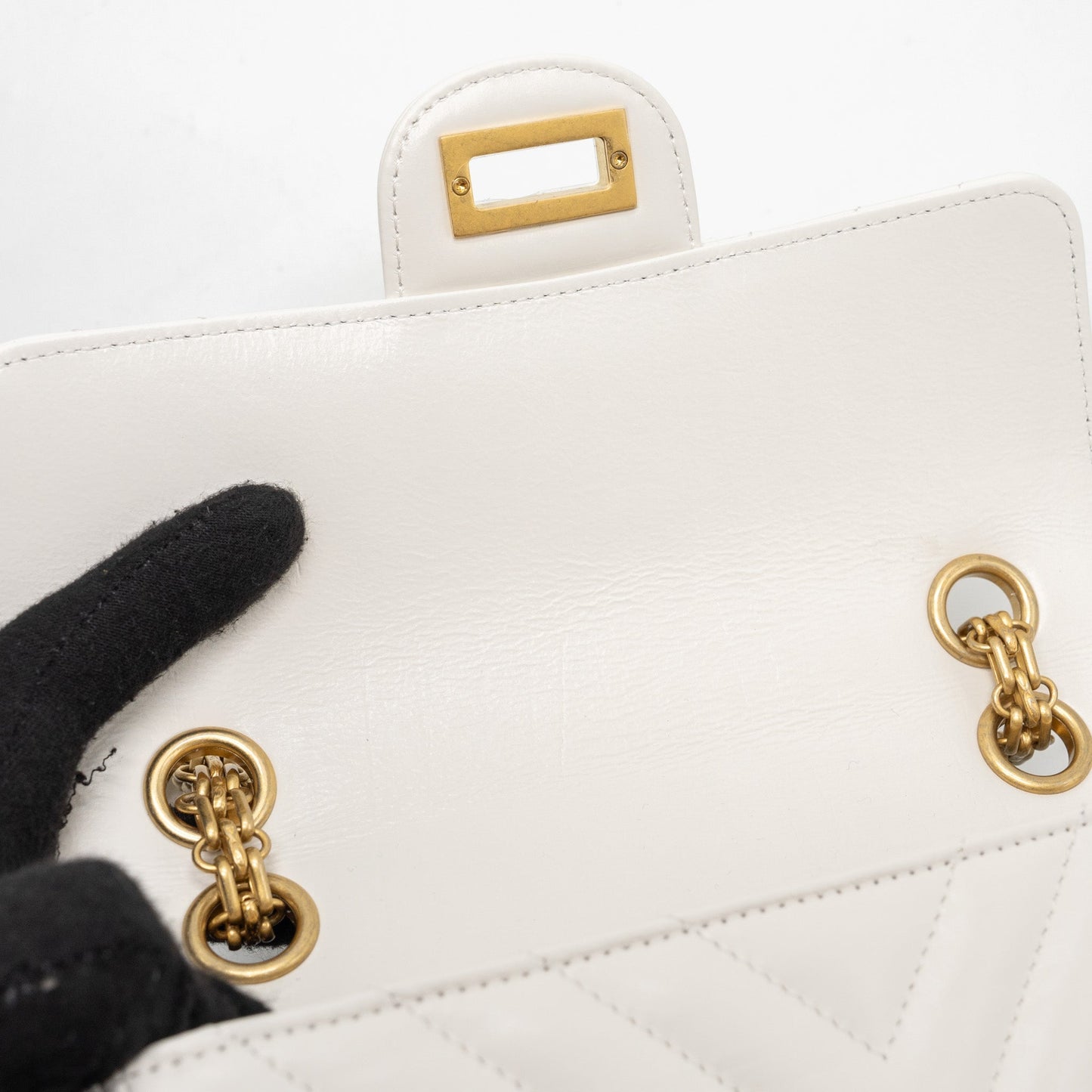 Chanel mini chevron 2.55 reissue flap bag calfskin white  (microchip)