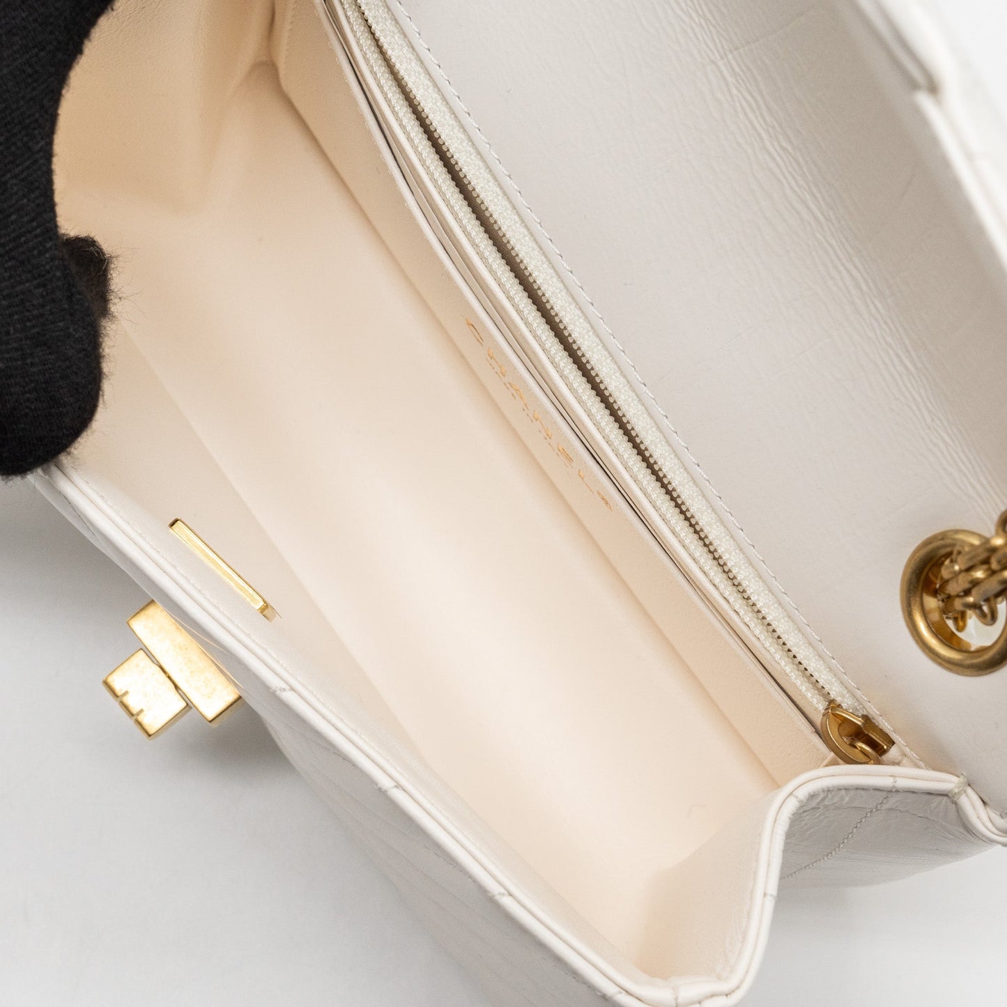 Chanel mini chevron 2.55 reissue flap bag calfskin white  (microchip)