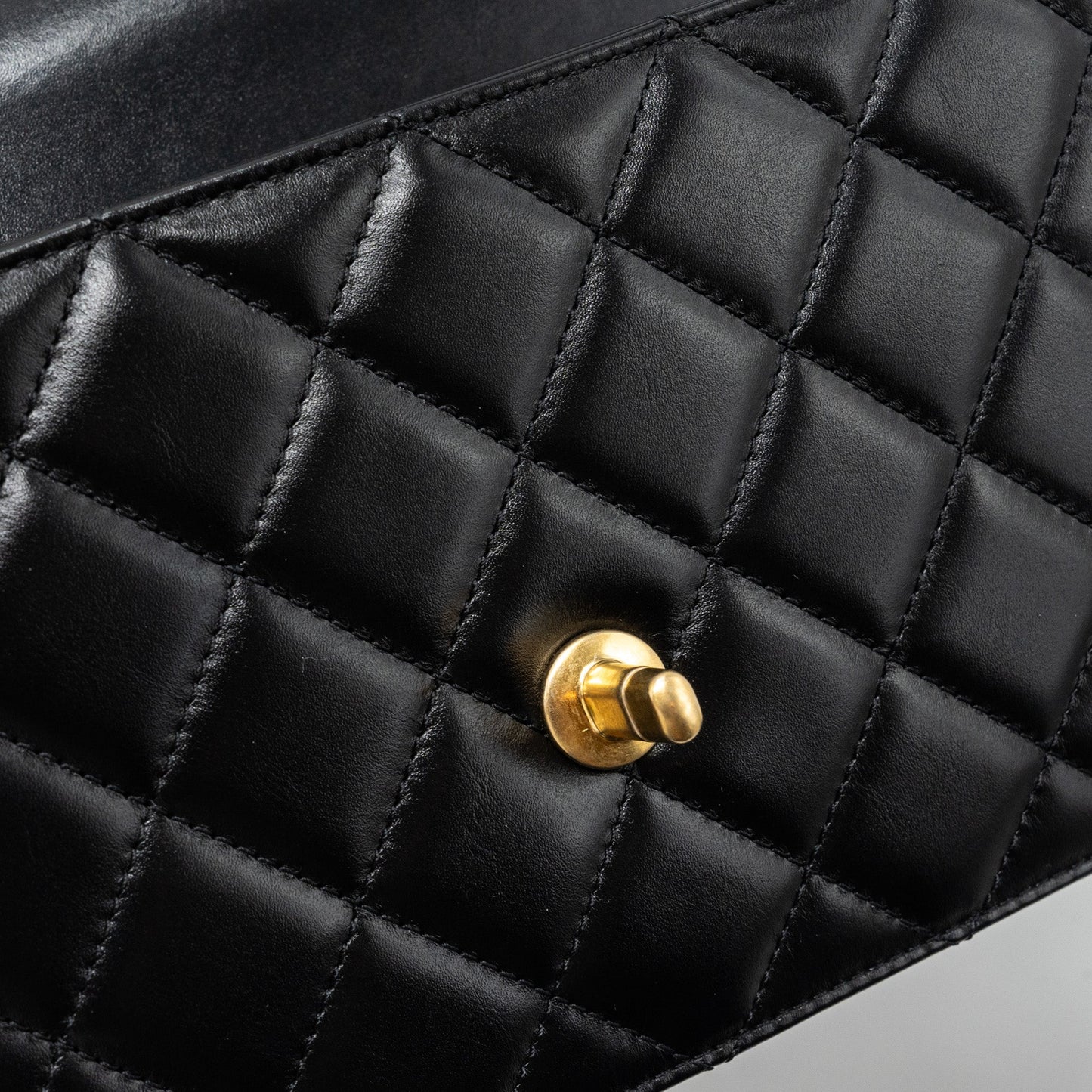 Chanel 24C gold crush flap bag calfskin black  (microchip)