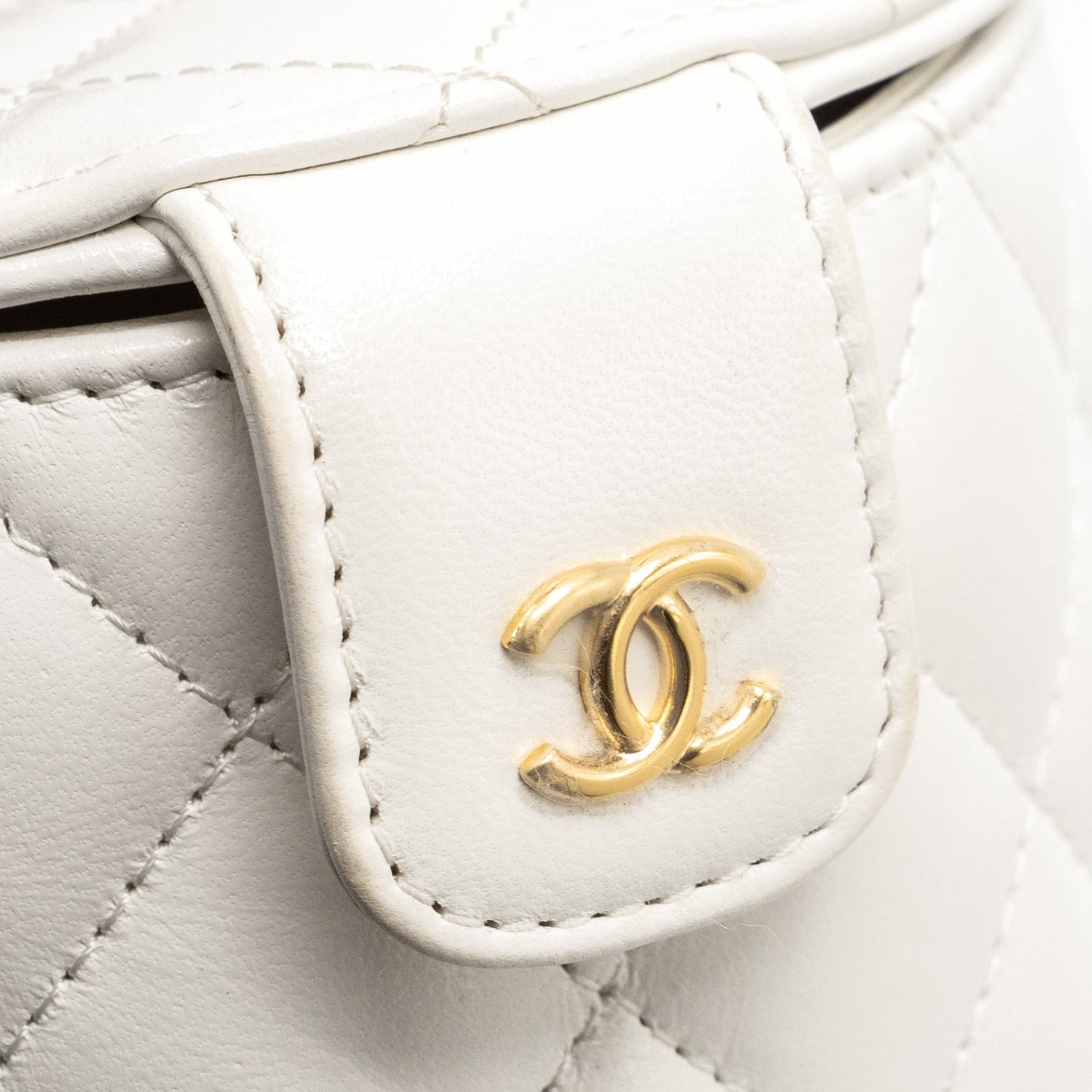 Chanel top handle round vanity with chain lambskin white  (microchip)