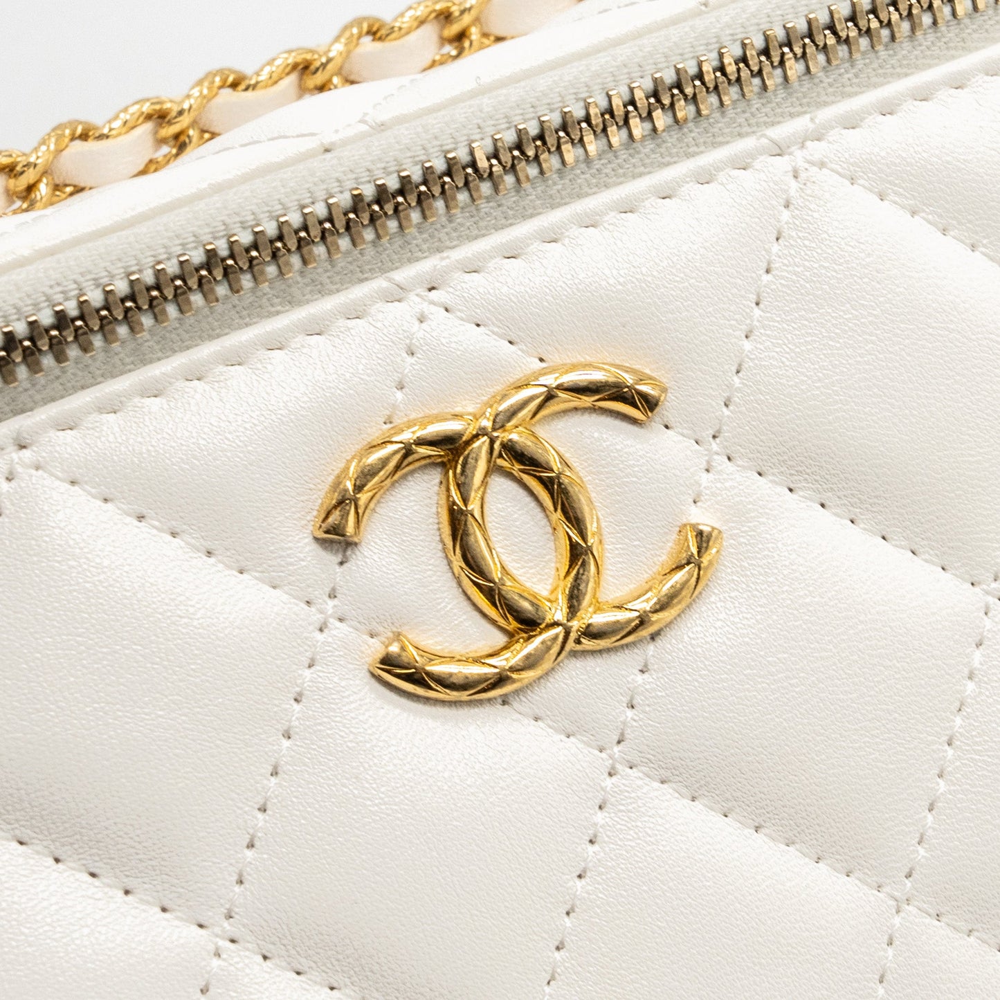 Chanel long vanity with lambskin white  (Microchip)