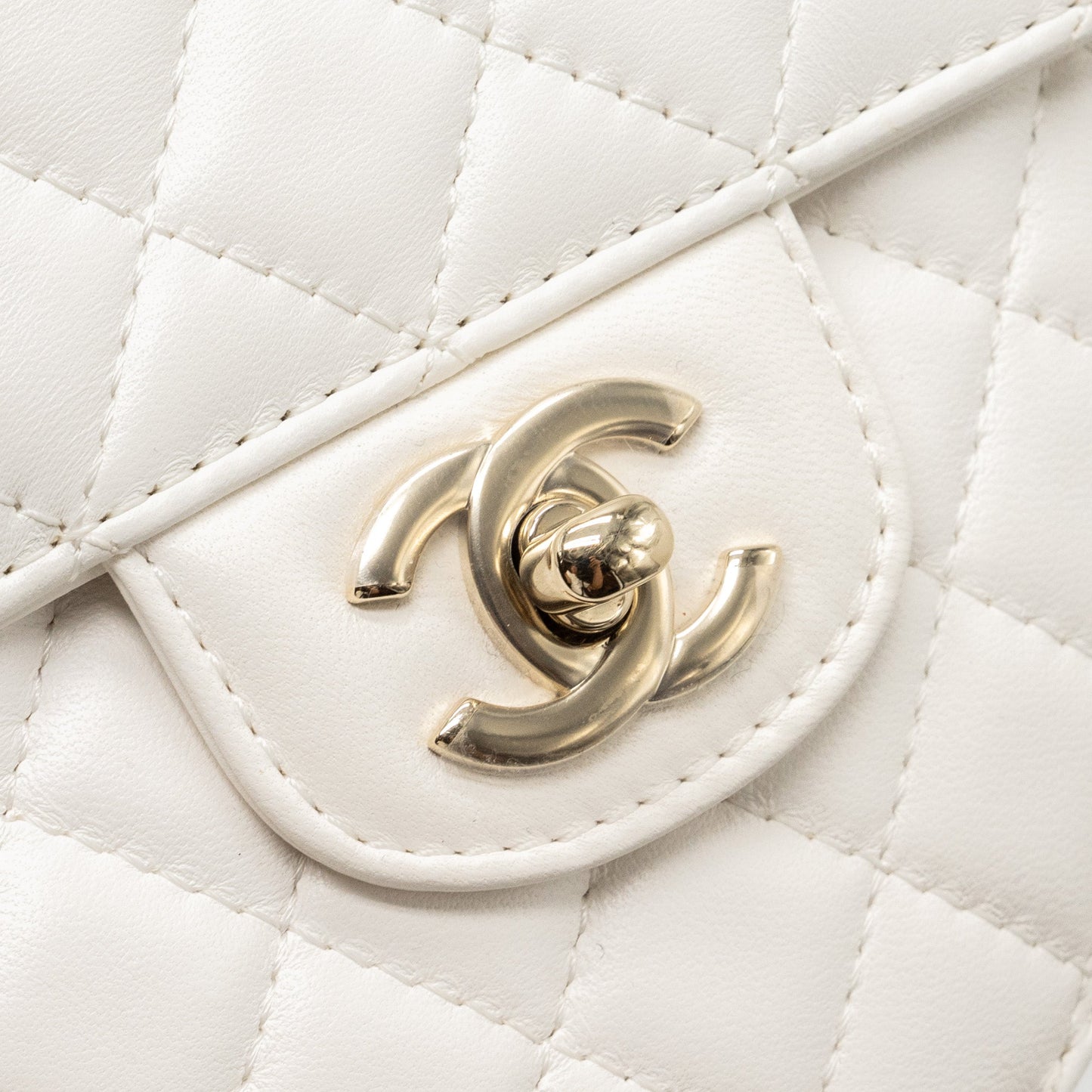 Chanel 22S heart bag lambskin white L (microchip)