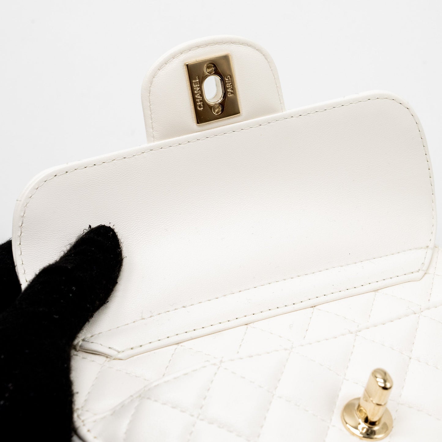 Chanel 22S heart bag lambskin white L (microchip)