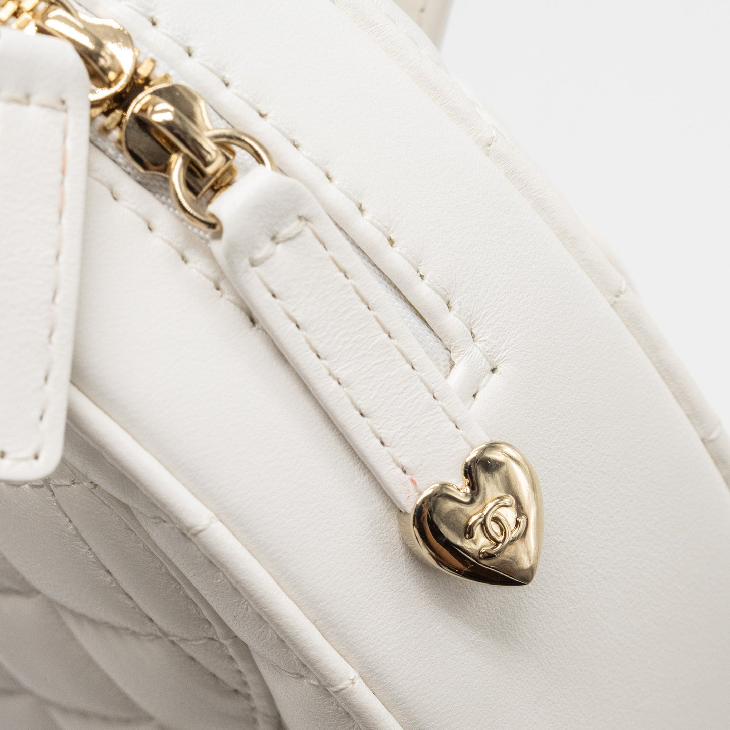 Chanel 22S heart bag lambskin white L (microchip)